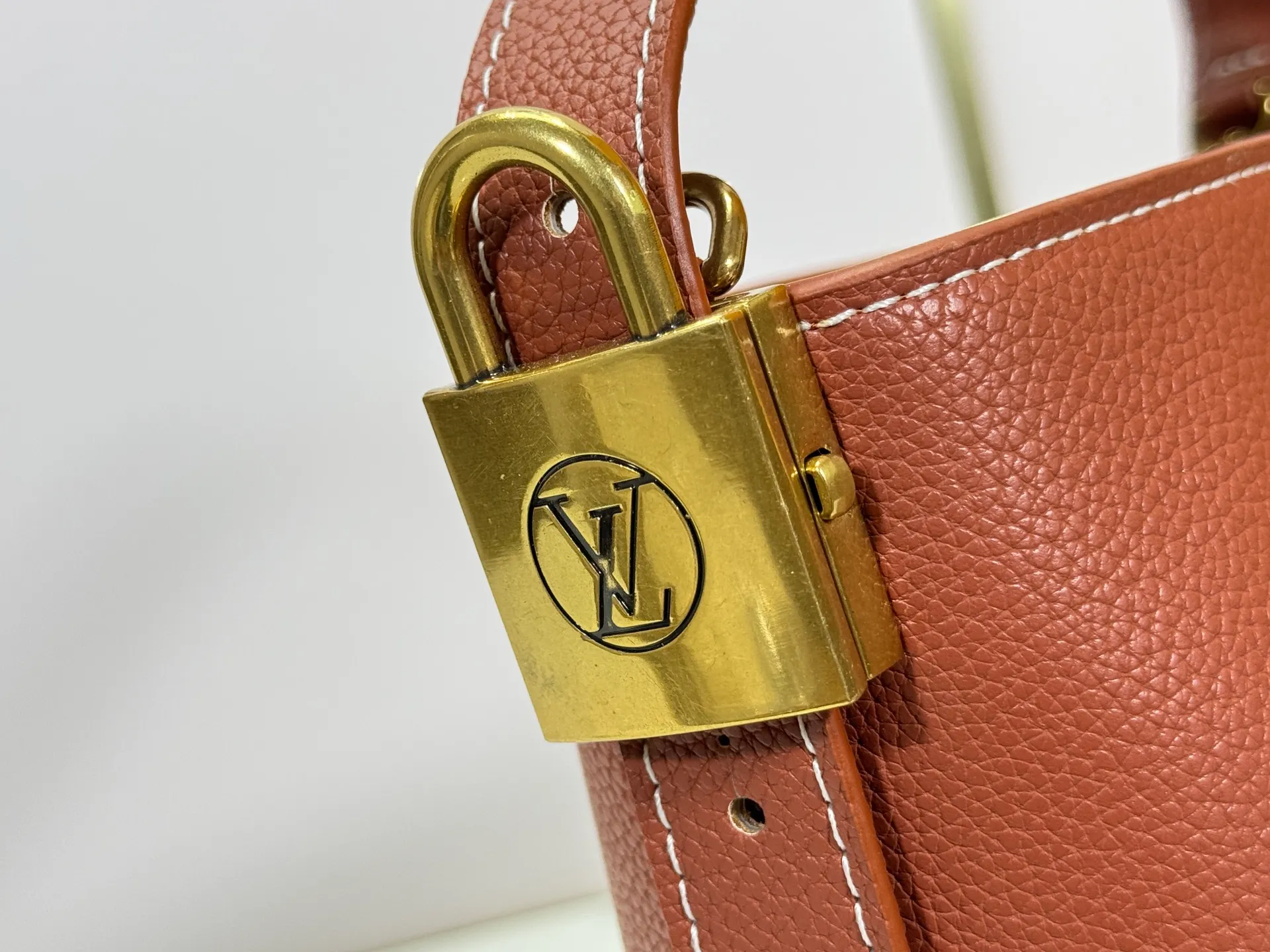 P260 Upgraded original version M25543, M14416, M12925 M25673 This All In BB handbag is from the Low Key series. It is made of grained cow leather to create a compact bucket bag configuration, which can be carried in various ways for day and night occasions. The distressed metal pieces convey a retro feel, while the padlock and detachable Monogram pocket highlight the brand's style. Size: 16*12*18cm