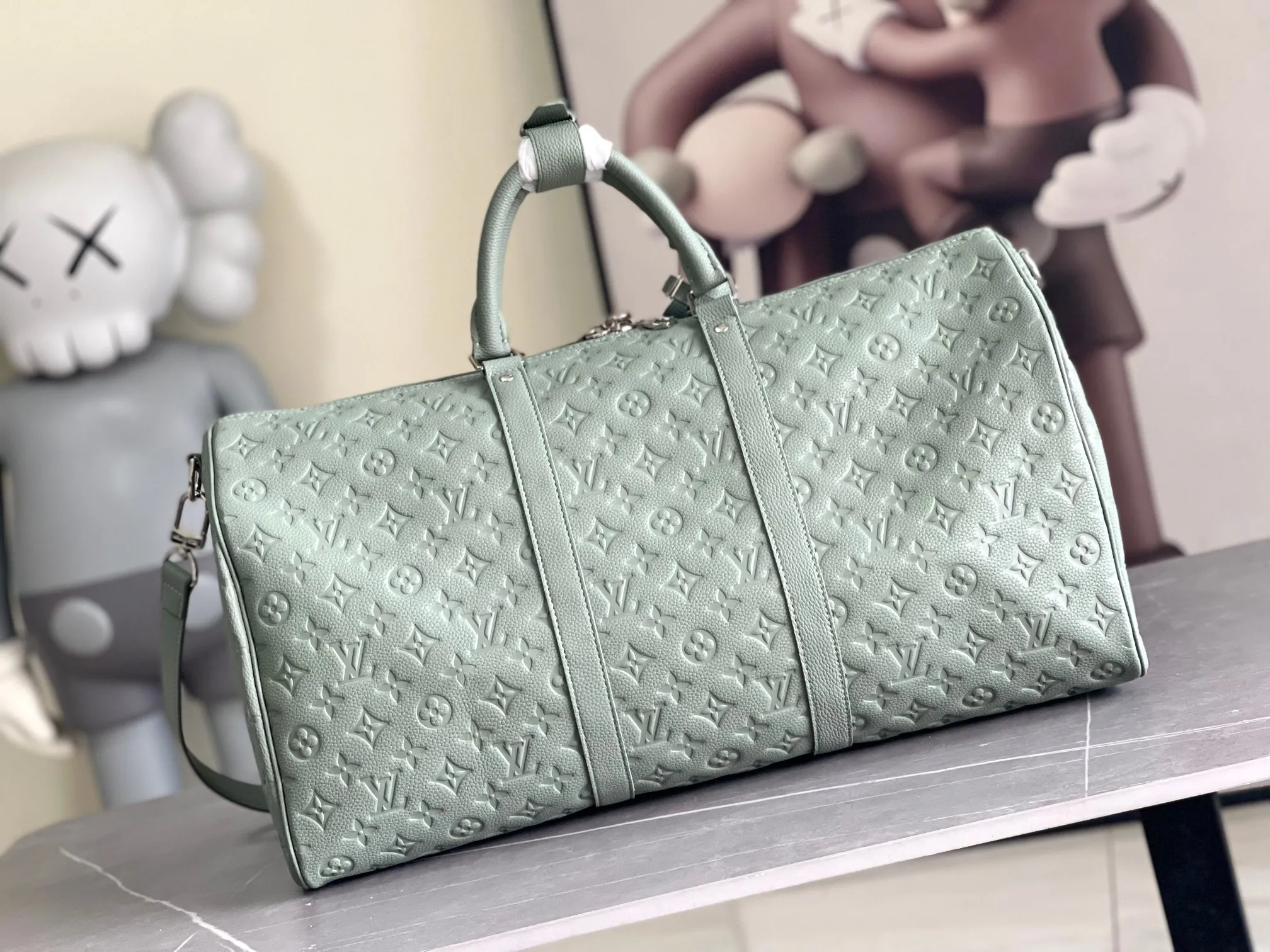 💰1460 (top layer leather) top original individual real shot m13976 gray green new version] Louis Vuitton’s classic Keepall travel bag releases the modern novelty of Monogram Shadow leather. Crafted from soft cow leather and embossed with the iconic Monogram pattern, it has ample capacity and a carry-on size suitable for short trips. Detailed features 50 x 29 x 23 cm (length x height x width) [Warm reminder❤️This item is too big and does not fit in the packaging! 】