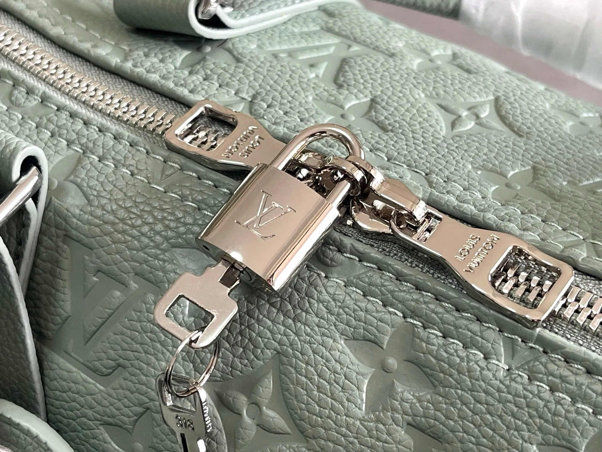💰1460 (top layer leather) top original individual real shot m13976 gray green new version] Louis Vuitton’s classic Keepall travel bag releases the modern novelty of Monogram Shadow leather. Crafted from soft cow leather and embossed with the iconic Monogram pattern, it has ample capacity and a carry-on size suitable for short trips. Detailed features 50 x 29 x 23 cm (length x height x width) [Warm reminder❤️This item is too big and does not fit in the packaging! 】