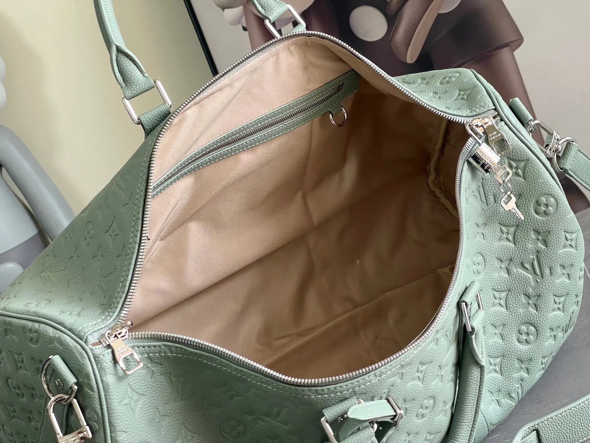 💰1460 (top layer leather) top original individual real shot m13976 gray green new version] Louis Vuitton’s classic Keepall travel bag releases the modern novelty of Monogram Shadow leather. Crafted from soft cow leather and embossed with the iconic Monogram pattern, it has ample capacity and a carry-on size suitable for short trips. Detailed features 50 x 29 x 23 cm (length x height x width) [Warm reminder❤️This item is too big and does not fit in the packaging! 】