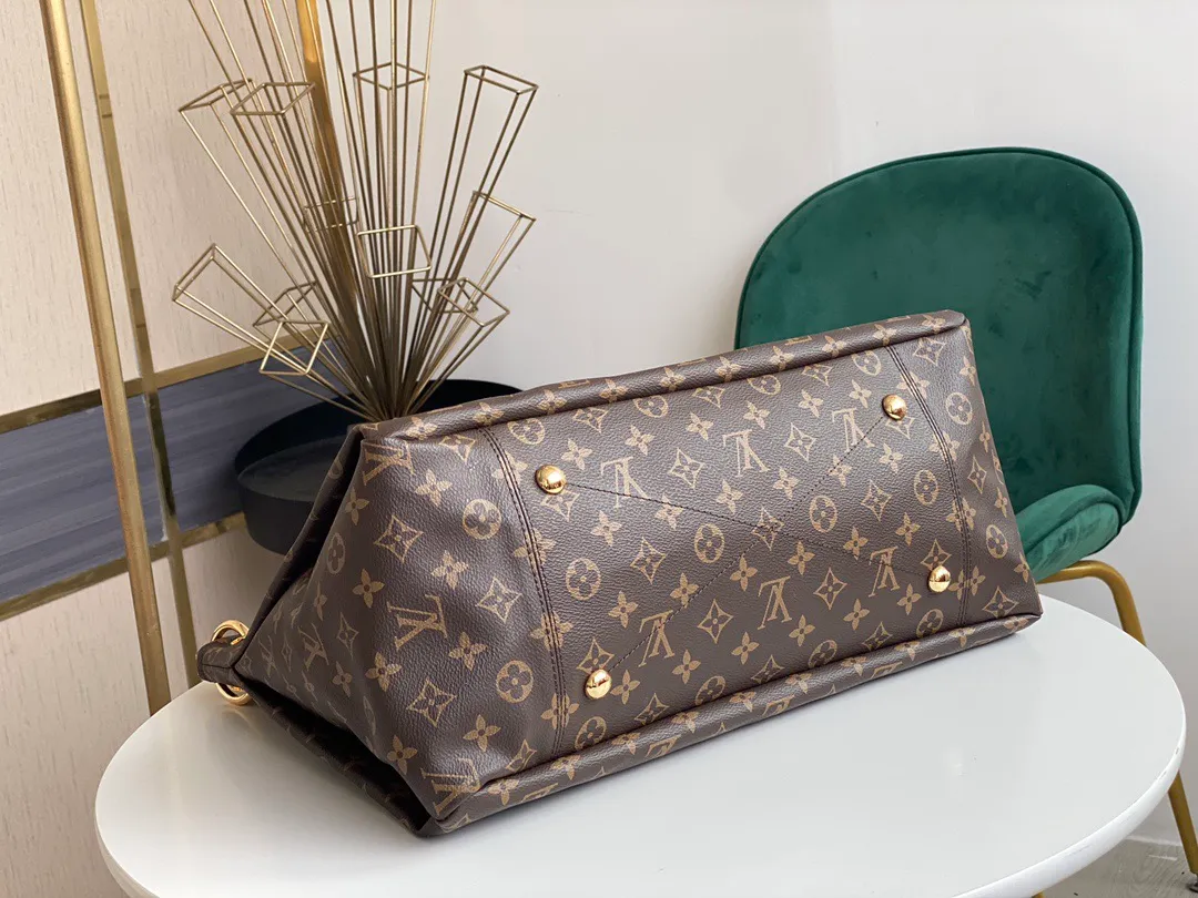 💰880 Top original Artsy medium size N41174 white checkered M40249 presbyopic N40253 white checkered edge M44869 edged presbyopic handbag is made of soft Damier Azur canvas, with a fresh and feminine appearance. Paired with shiny golden brass accessories and fashionable and chic bag decorations, the beautifully handmade leather handle adds a luxurious touch 💠Dimensions 46 x 32 x 24 cm680 (Length x Height x Width)