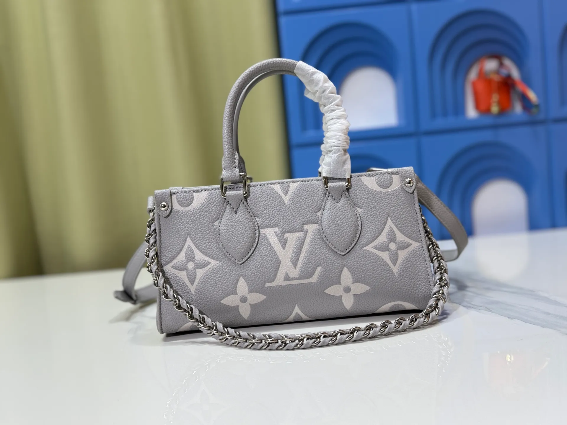 P240 Upgraded original M14236 M14213 M46653 This OnTheGo East West handbag uses coated canvas to present the Monogram Giant element, which is combined with the Monogram Reverse coated canvas trim and bright metal parts to create an elegant style. The top handle, detachable chain and removable and adjustable shoulder strap allow for a variety of carrying options, while multiple compartments and pockets keep valuables organized. Dimensions: 25.0 x 13.0 x 10.0 cm (length x height x width)