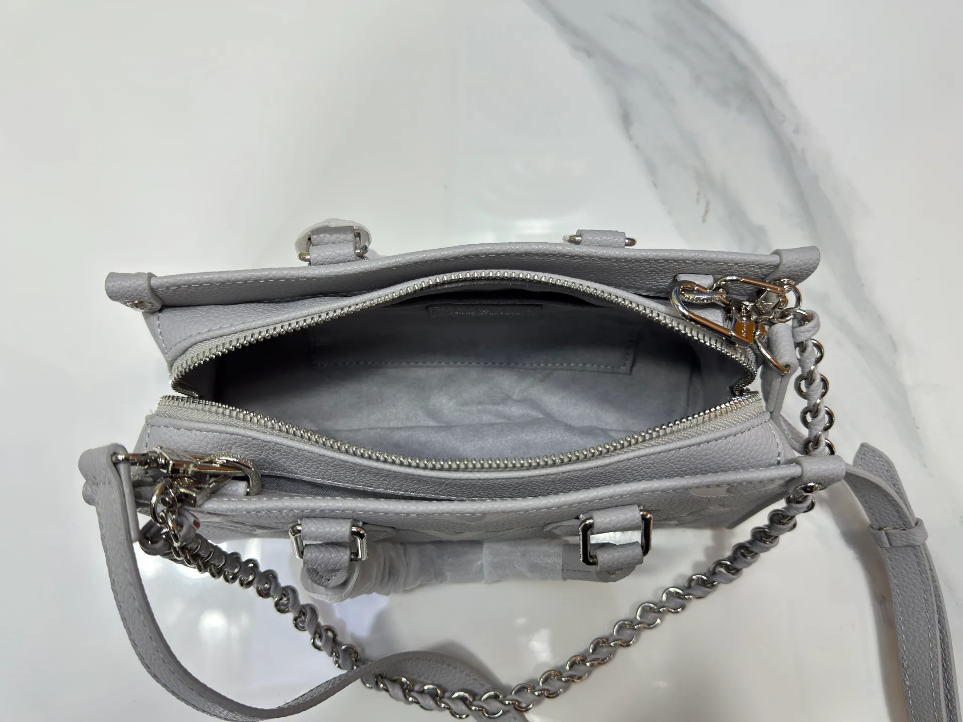P240 Upgraded original M14236 M14213 M46653 This OnTheGo East West handbag uses coated canvas to present the Monogram Giant element, which is combined with the Monogram Reverse coated canvas trim and bright metal parts to create an elegant style. The top handle, detachable chain and removable and adjustable shoulder strap allow for a variety of carrying options, while multiple compartments and pockets keep valuables organized. Dimensions: 25.0 x 13.0 x 10.0 cm (length x height x width)