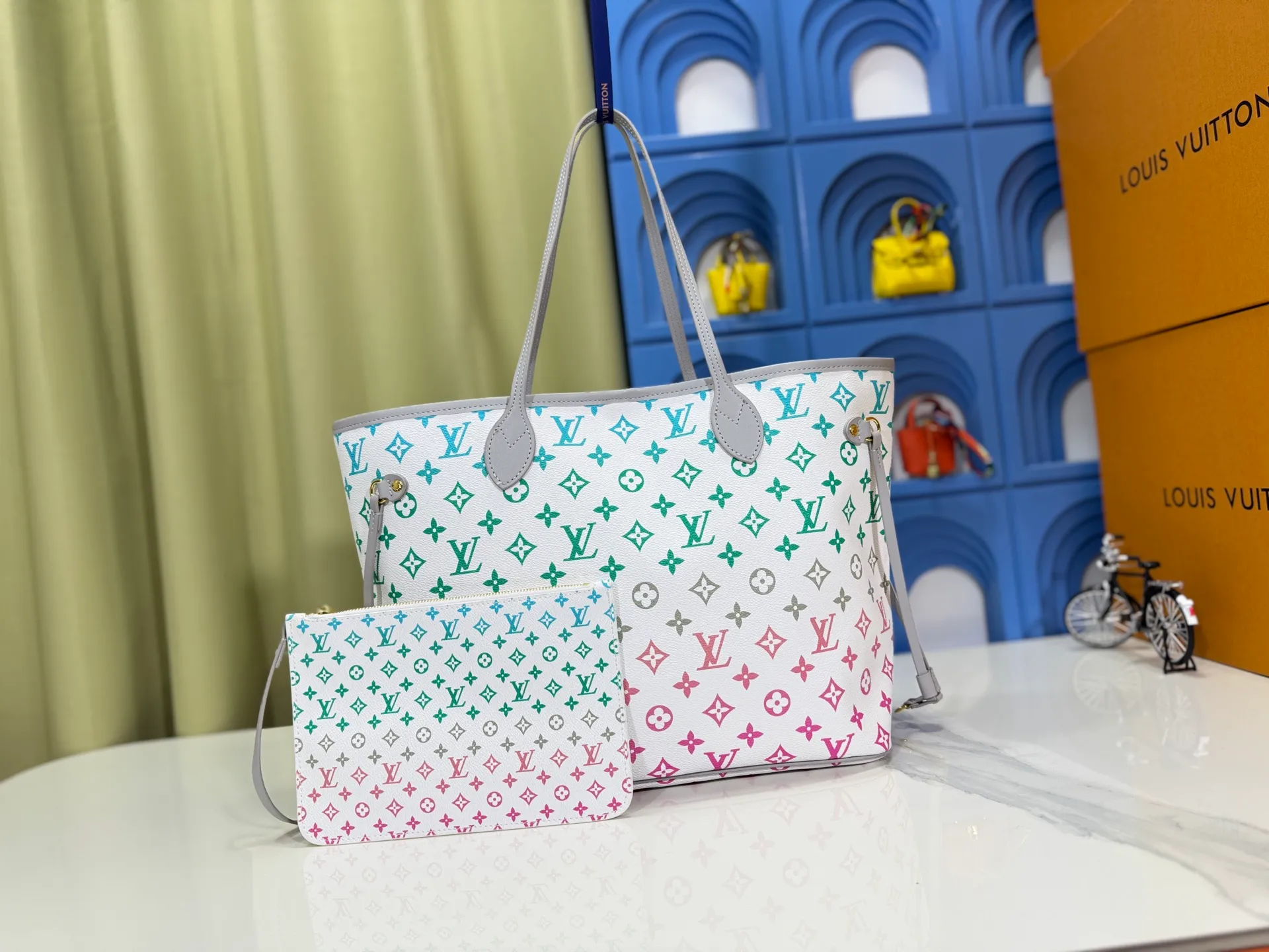 P280 Upgraded original M14210 M45686 M46649 M58907 M46329 M21579 M45685 M46676 M40995 This Neverfull medium handbag uses embossing and printing processes to depict the Monogram pattern on the cow leather. Tighten the side straps and the tote instantly transforms into an elegant urban handbag; the long handle makes it easy to carry over the shoulder or elbow. 31.0 x 28.0 x 14.0 cm (length x height x width)