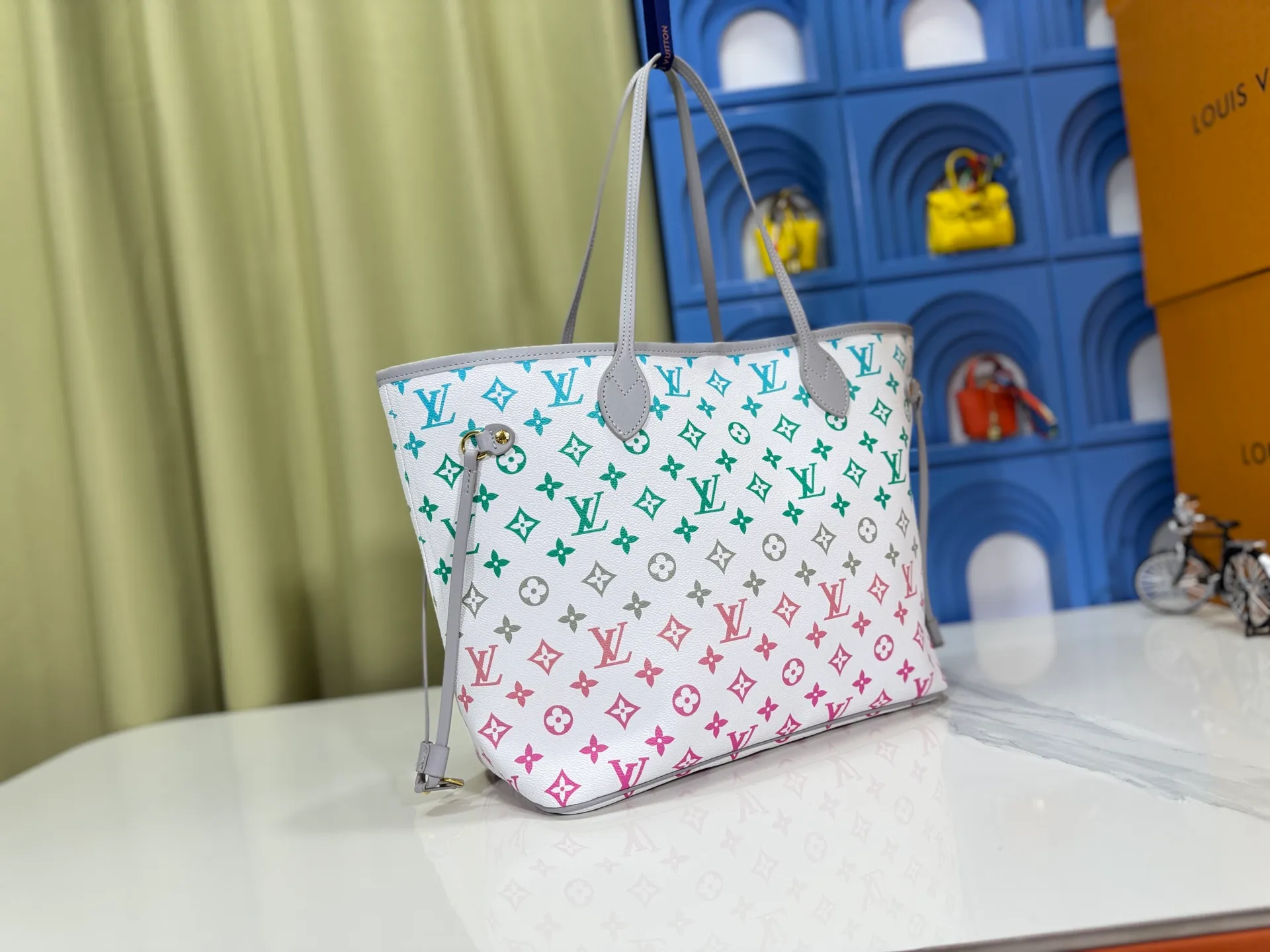 P280 Upgraded original M14210 M45686 M46649 M58907 M46329 M21579 M45685 M46676 M40995 This Neverfull medium handbag uses embossing and printing processes to depict the Monogram pattern on the cow leather. Tighten the side straps and the tote instantly transforms into an elegant urban handbag; the long handle makes it easy to carry over the shoulder or elbow. 31.0 x 28.0 x 14.0 cm (length x height x width)