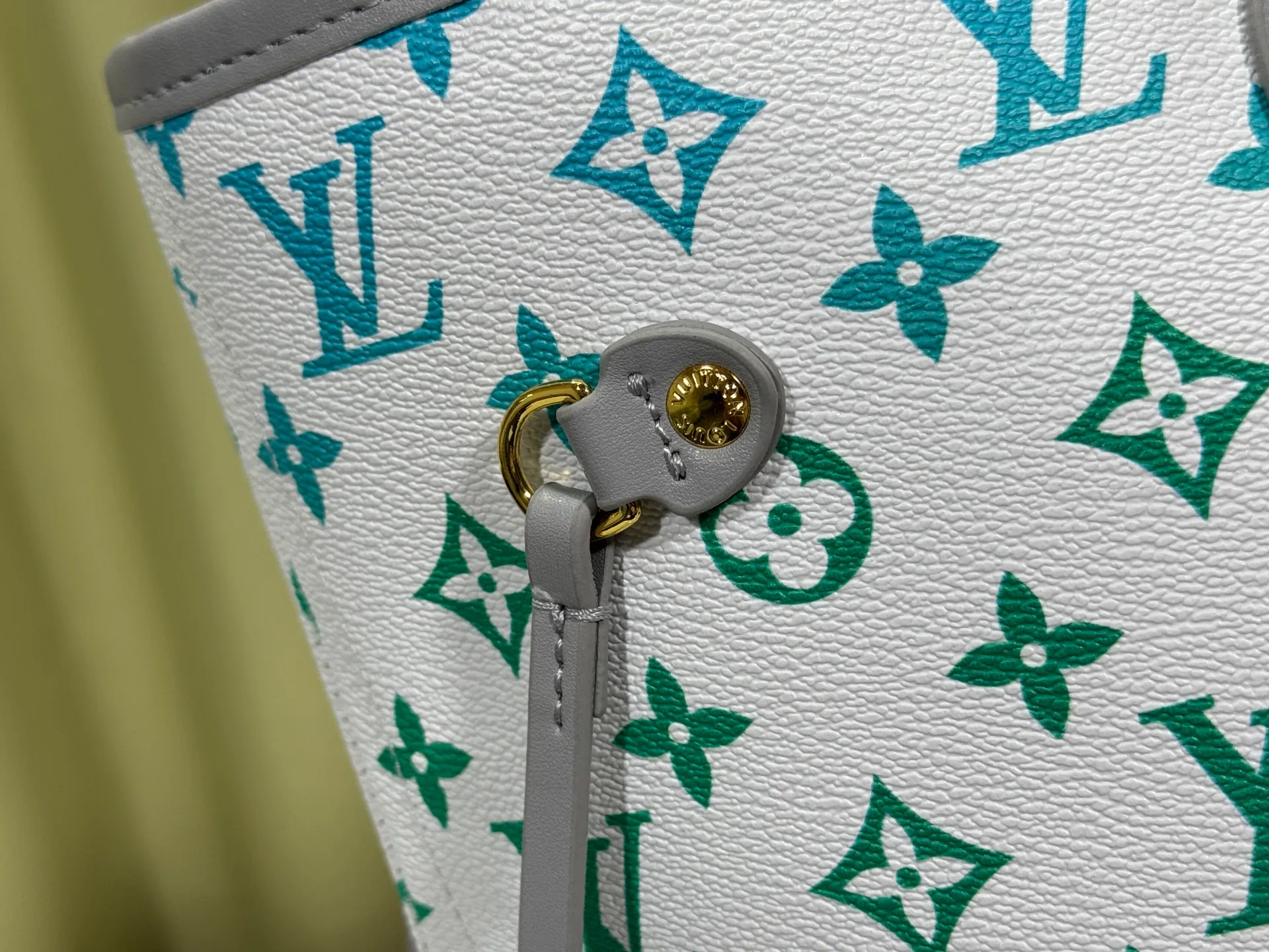 P280 Upgraded original M14210 M45686 M46649 M58907 M46329 M21579 M45685 M46676 M40995 This Neverfull medium handbag uses embossing and printing processes to depict the Monogram pattern on the cow leather. Tighten the side straps and the tote instantly transforms into an elegant urban handbag; the long handle makes it easy to carry over the shoulder or elbow. 31.0 x 28.0 x 14.0 cm (length x height x width)