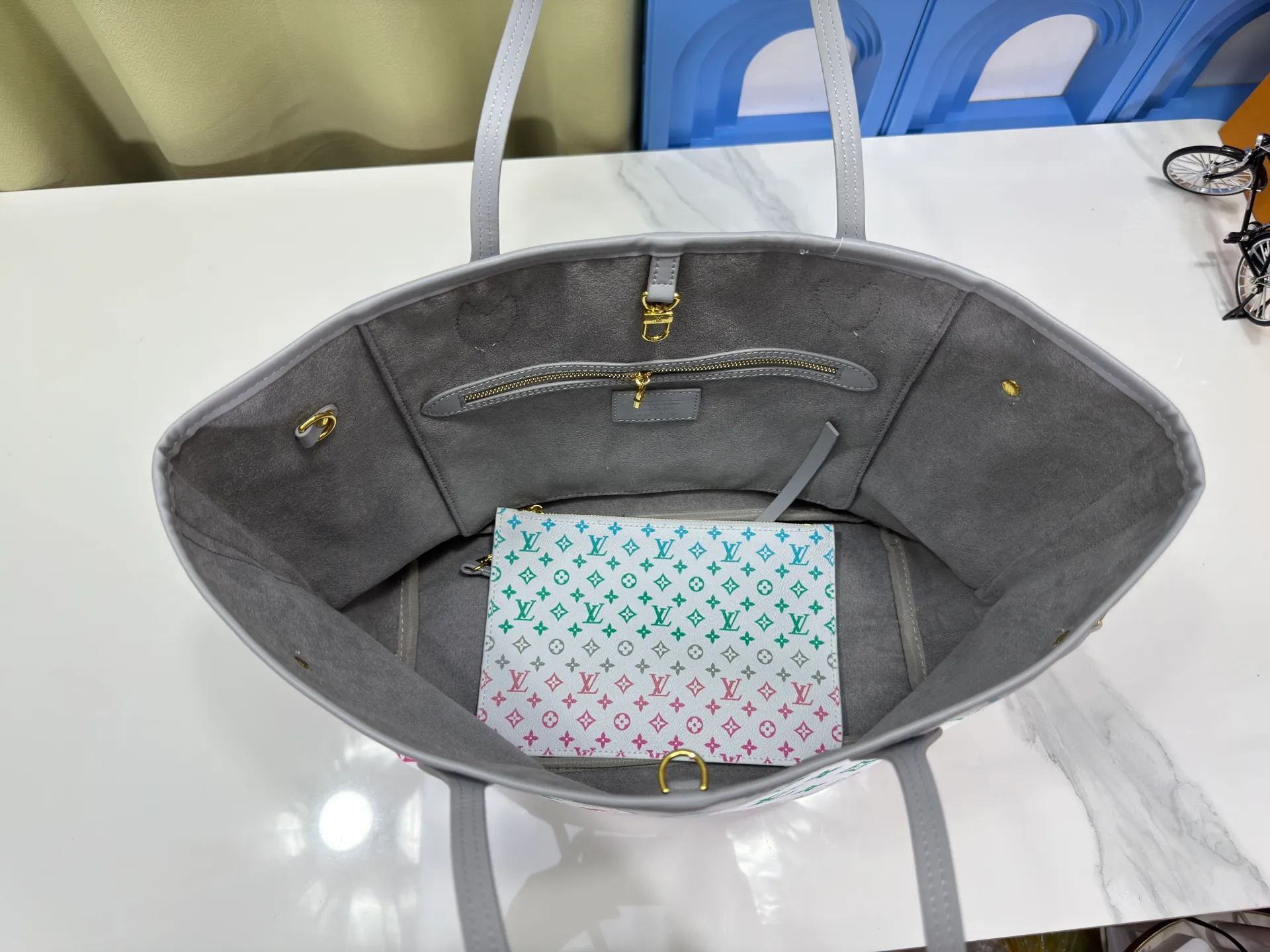 P280 Upgraded original M14210 M45686 M46649 M58907 M46329 M21579 M45685 M46676 M40995 This Neverfull medium handbag uses embossing and printing processes to depict the Monogram pattern on the cow leather. Tighten the side straps and the tote instantly transforms into an elegant urban handbag; the long handle makes it easy to carry over the shoulder or elbow. 31.0 x 28.0 x 14.0 cm (length x height x width)