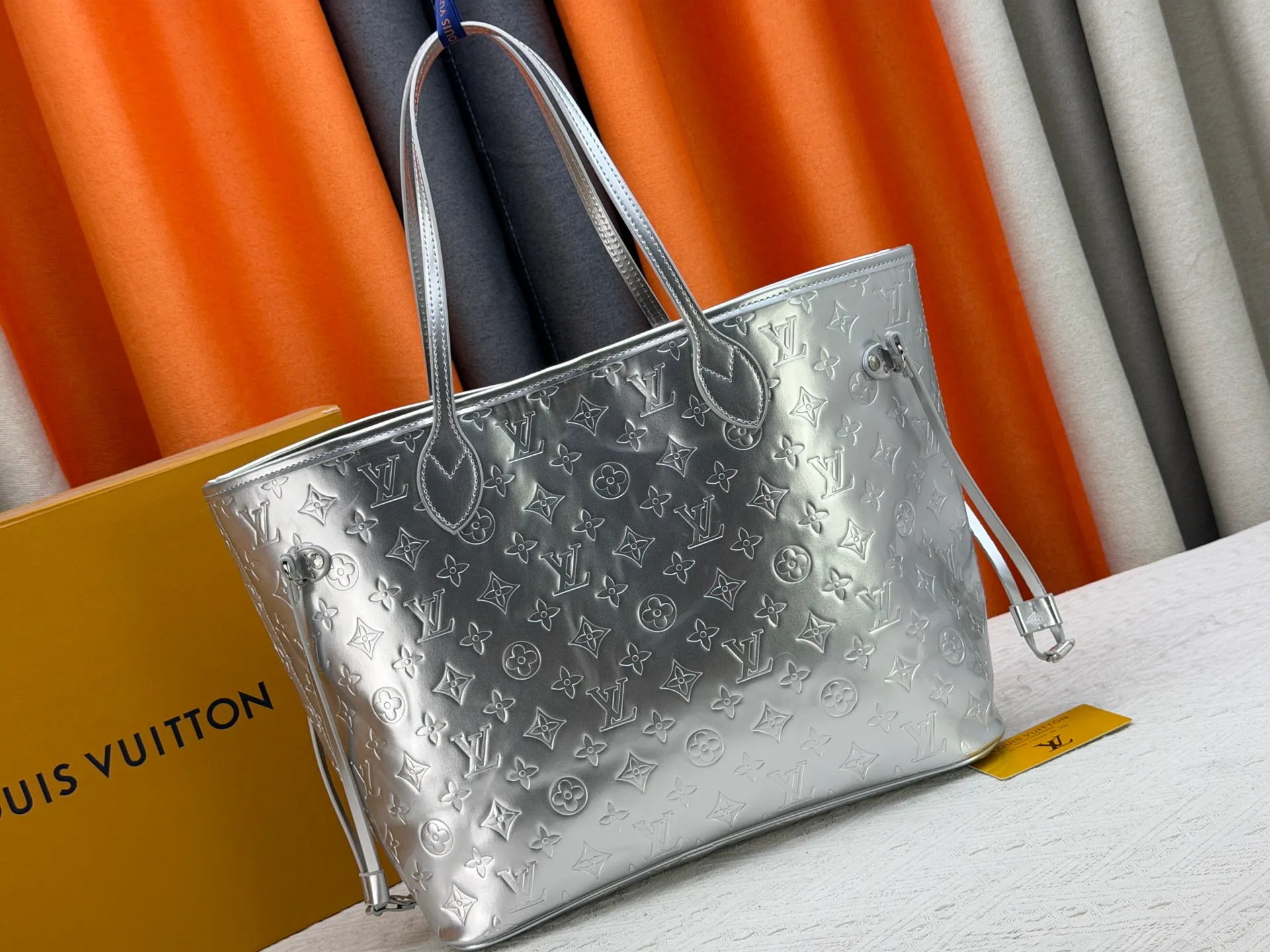 P260 M45685 M40995 Upgraded original, gold, silver NEVERFULL medium handbag Neverfull classic handbag, explore the exquisite details inside the bag. The redesigned interior pockets feature a fresh fabric lining, especially the detachable zippered clutch, which can be used alone as a sophisticated clutch or as an additional pocket. Bright lining tones add a more lively feel to Monogram's classic canvas. Detailed features 31 x 28 x 14 cm (Length x Height x Width) Redesigned interior pocket with details inspired by the Louis Vuitton archives Pocket lined with linen fabric Removable zipped clutch with tonal interior pocket Natural cowhide leather trim Shiny gold-tone hardware Handles: Double handle
