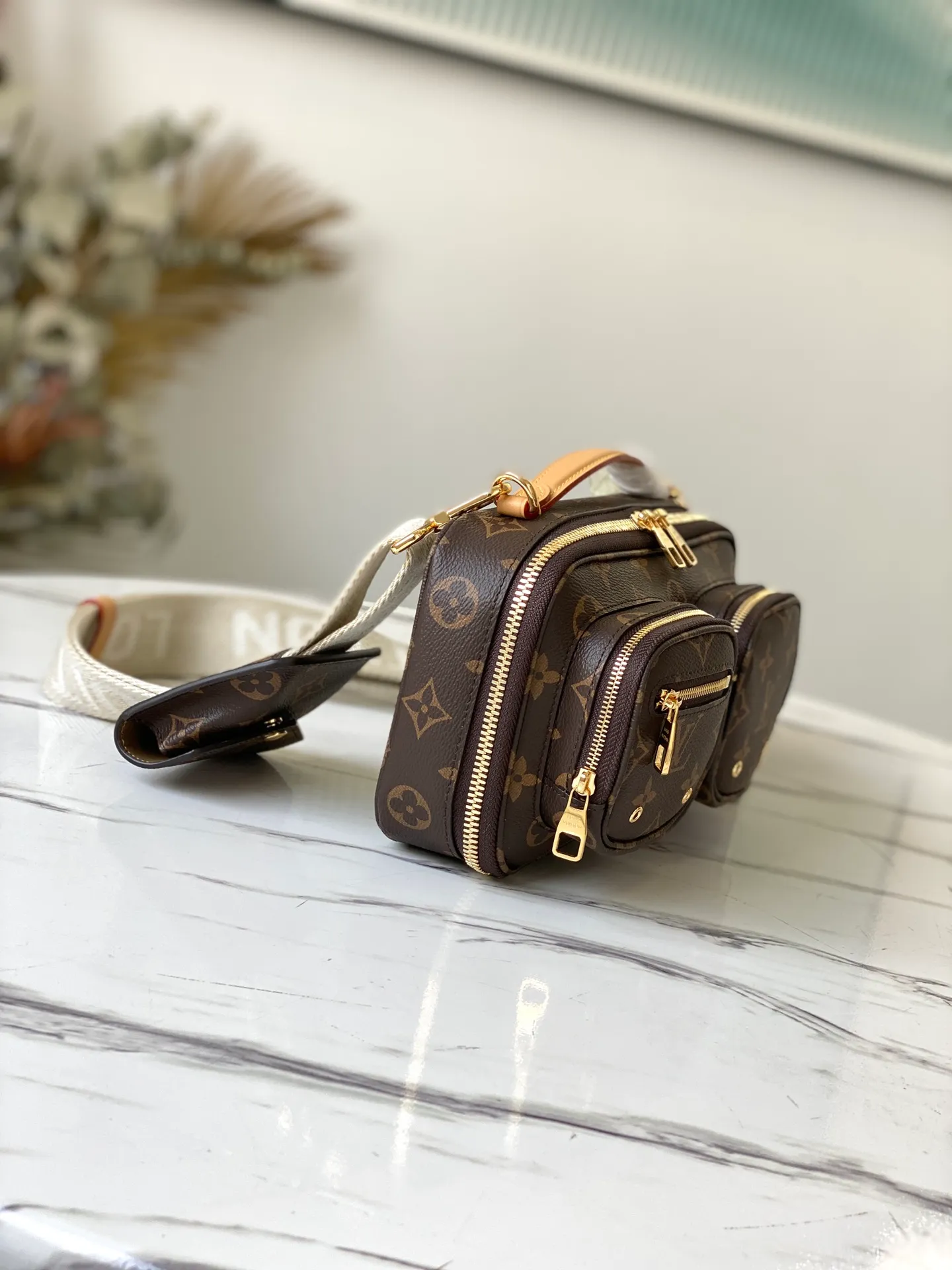 💰920 Top quality original M80446 Utility Crossbody handbag is made of Monogram canvas to shape the bag body, top handle and zipper puller. The zippered outer pocket allows for easy access to items, the compact structure brings a lightweight experience, and the detachable wide shoulder strap ensures comfortable carrying. Dimensions: 18 x 11 x 10 cm