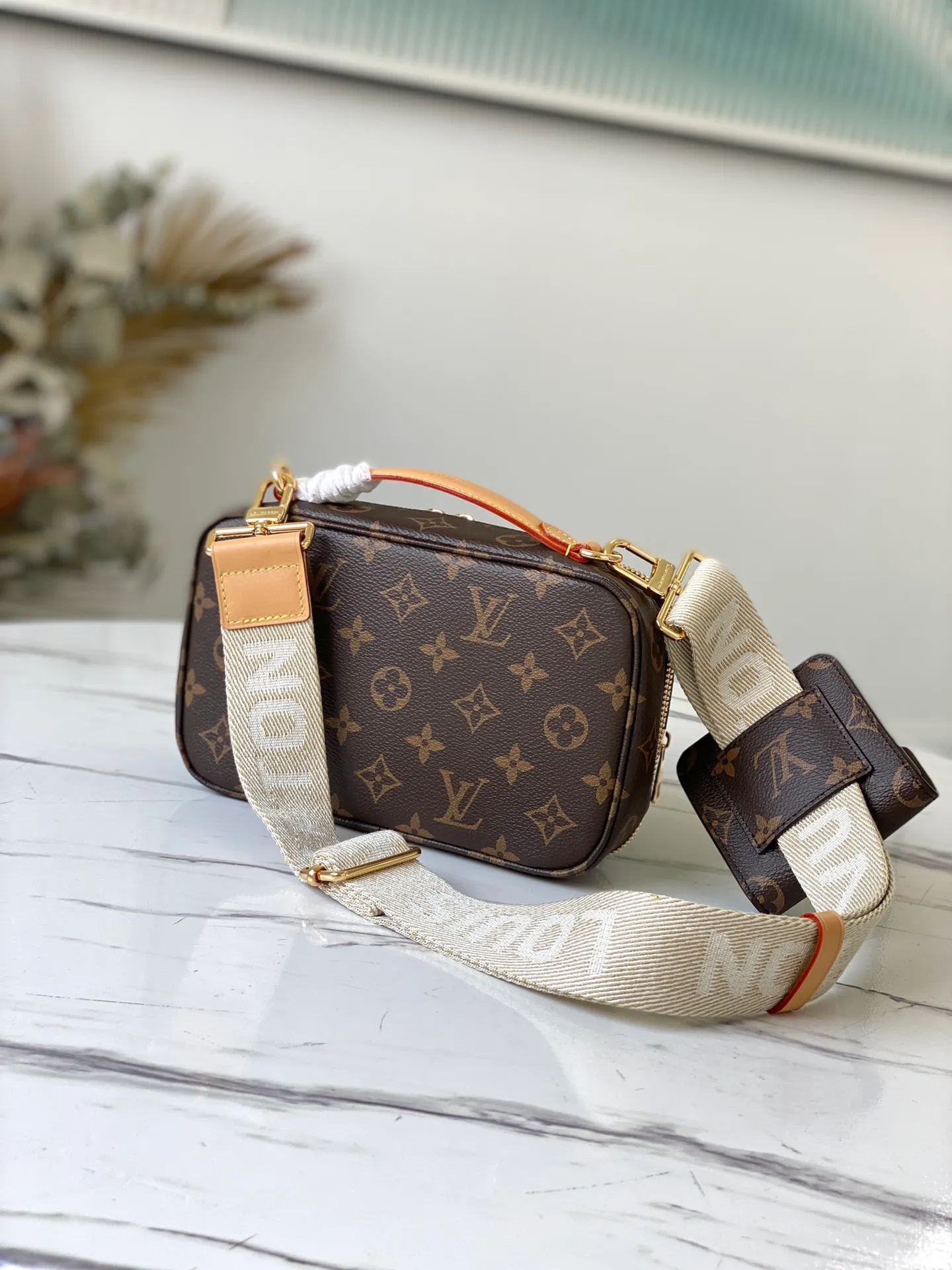 💰920 Top quality original M80446 Utility Crossbody handbag is made of Monogram canvas to shape the bag body, top handle and zipper puller. The zippered outer pocket allows for easy access to items, the compact structure brings a lightweight experience, and the detachable wide shoulder strap ensures comfortable carrying. Dimensions: 18 x 11 x 10 cm