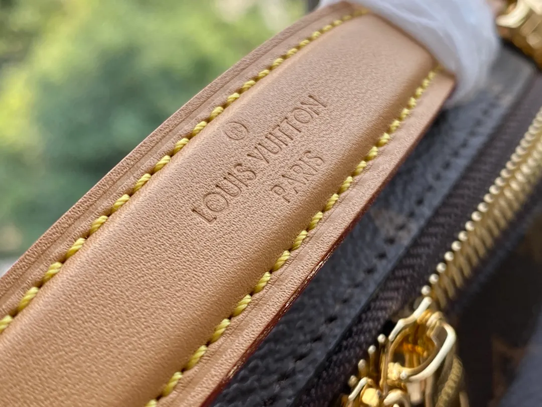 💰920 Top quality original M80446 Utility Crossbody handbag is made of Monogram canvas to shape the bag body, top handle and zipper puller. The zippered outer pocket allows for easy access to items, the compact structure brings a lightweight experience, and the detachable wide shoulder strap ensures comfortable carrying. Dimensions: 18 x 11 x 10 cm