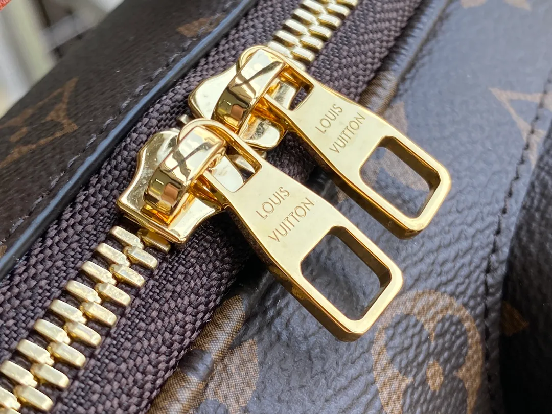 💰920 Top quality original M80446 Utility Crossbody handbag is made of Monogram canvas to shape the bag body, top handle and zipper puller. The zippered outer pocket allows for easy access to items, the compact structure brings a lightweight experience, and the detachable wide shoulder strap ensures comfortable carrying. Dimensions: 18 x 11 x 10 cm