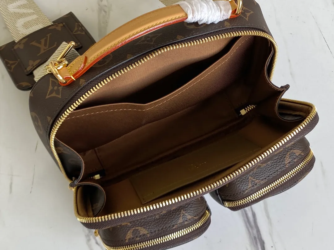 💰920 Top quality original M80446 Utility Crossbody handbag is made of Monogram canvas to shape the bag body, top handle and zipper puller. The zippered outer pocket allows for easy access to items, the compact structure brings a lightweight experience, and the detachable wide shoulder strap ensures comfortable carrying. Dimensions: 18 x 11 x 10 cm