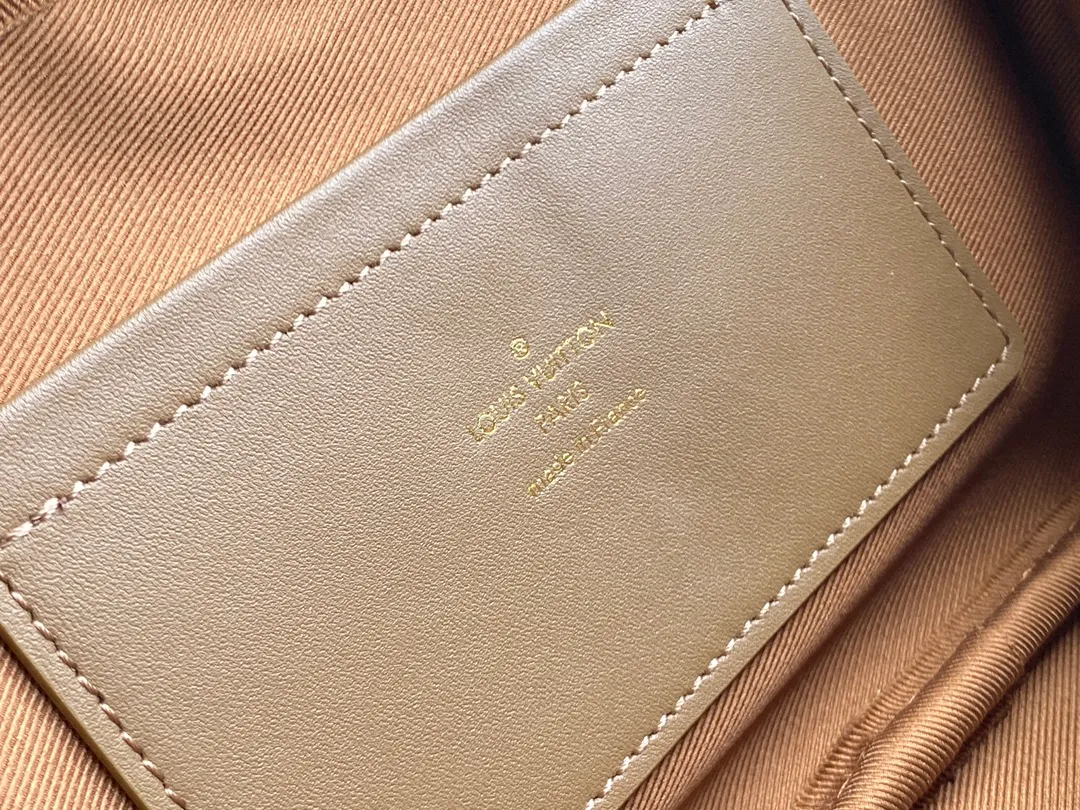 💰920 Top quality original M80446 Utility Crossbody handbag is made of Monogram canvas to shape the bag body, top handle and zipper puller. The zippered outer pocket allows for easy access to items, the compact structure brings a lightweight experience, and the detachable wide shoulder strap ensures comfortable carrying. Dimensions: 18 x 11 x 10 cm