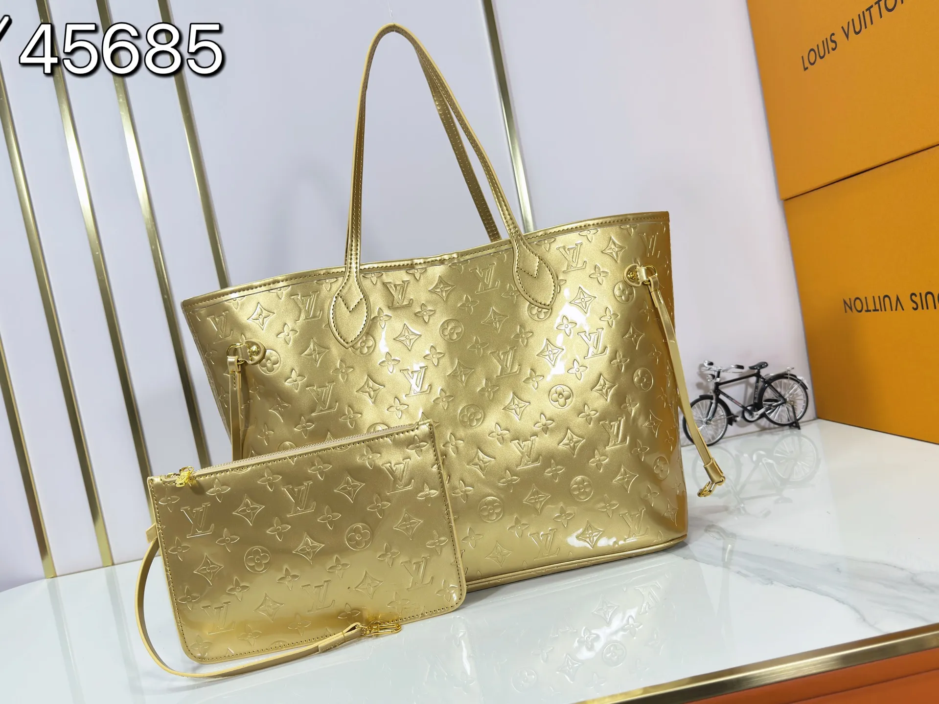 P260 M45685 M40995 Upgraded original, gold, silver NEVERFULL medium handbag Neverfull classic handbag, explore the exquisite details inside the bag. The redesigned interior pockets feature a fresh fabric lining, especially the detachable zippered clutch, which can be used alone as a sophisticated clutch or as an additional pocket. Bright lining tones add a more lively feel to Monogram's classic canvas. Detailed features 31 x 28 x 14 cm (Length x Height x Width) Redesigned interior pocket with details inspired by the Louis Vuitton archives Pocket lined with linen fabric Removable zipped clutch with tonal interior pocket Natural cowhide leather trim Shiny gold-tone hardware Handles: Double handle