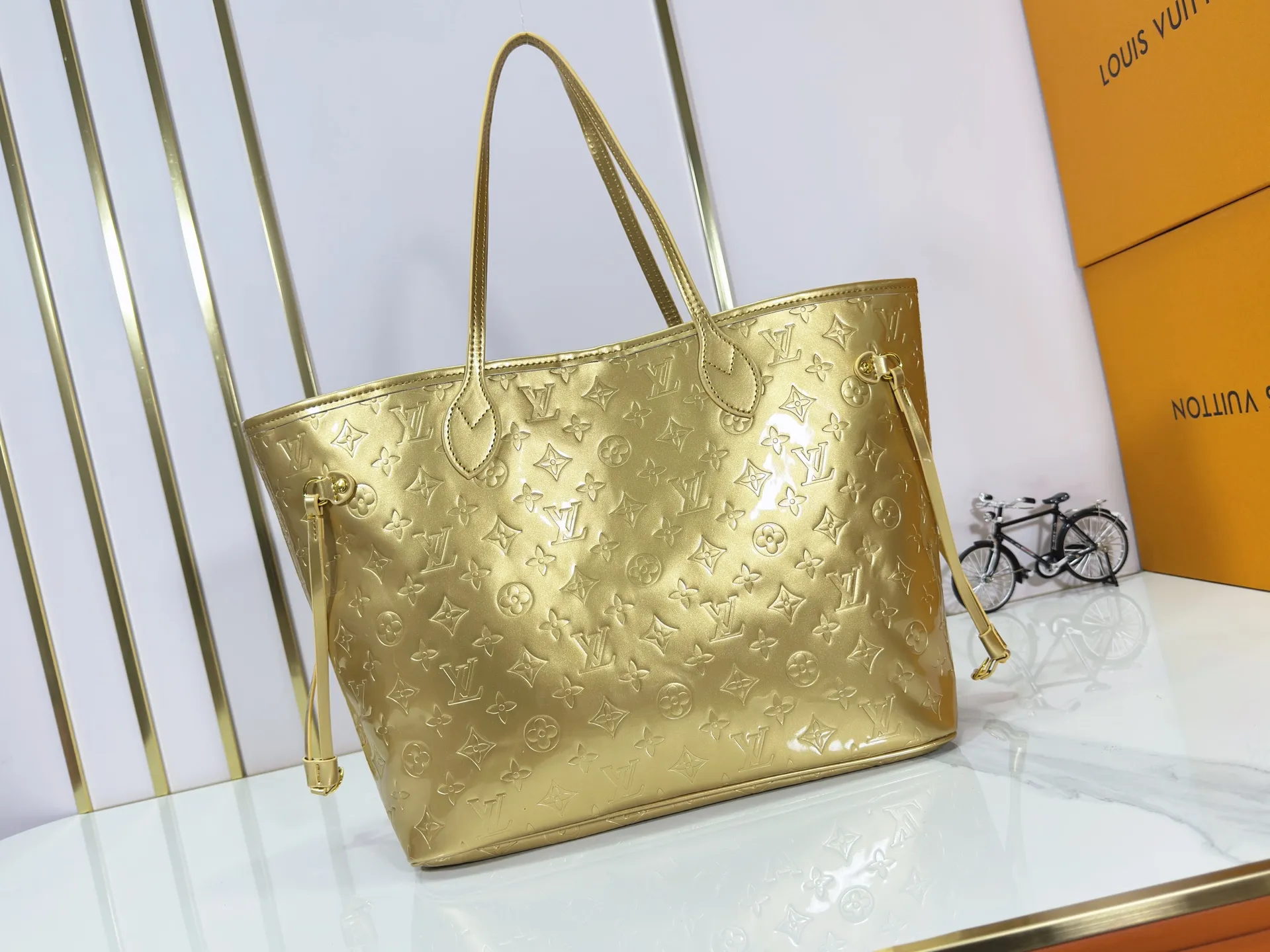 P260 M45685 M40995 Upgraded original, gold, silver NEVERFULL medium handbag Neverfull classic handbag, explore the exquisite details inside the bag. The redesigned interior pockets feature a fresh fabric lining, especially the detachable zippered clutch, which can be used alone as a sophisticated clutch or as an additional pocket. Bright lining tones add a more lively feel to Monogram's classic canvas. Detailed features 31 x 28 x 14 cm (Length x Height x Width) Redesigned interior pocket with details inspired by the Louis Vuitton archives Pocket lined with linen fabric Removable zipped clutch with tonal interior pocket Natural cowhide leather trim Shiny gold-tone hardware Handles: Double handle