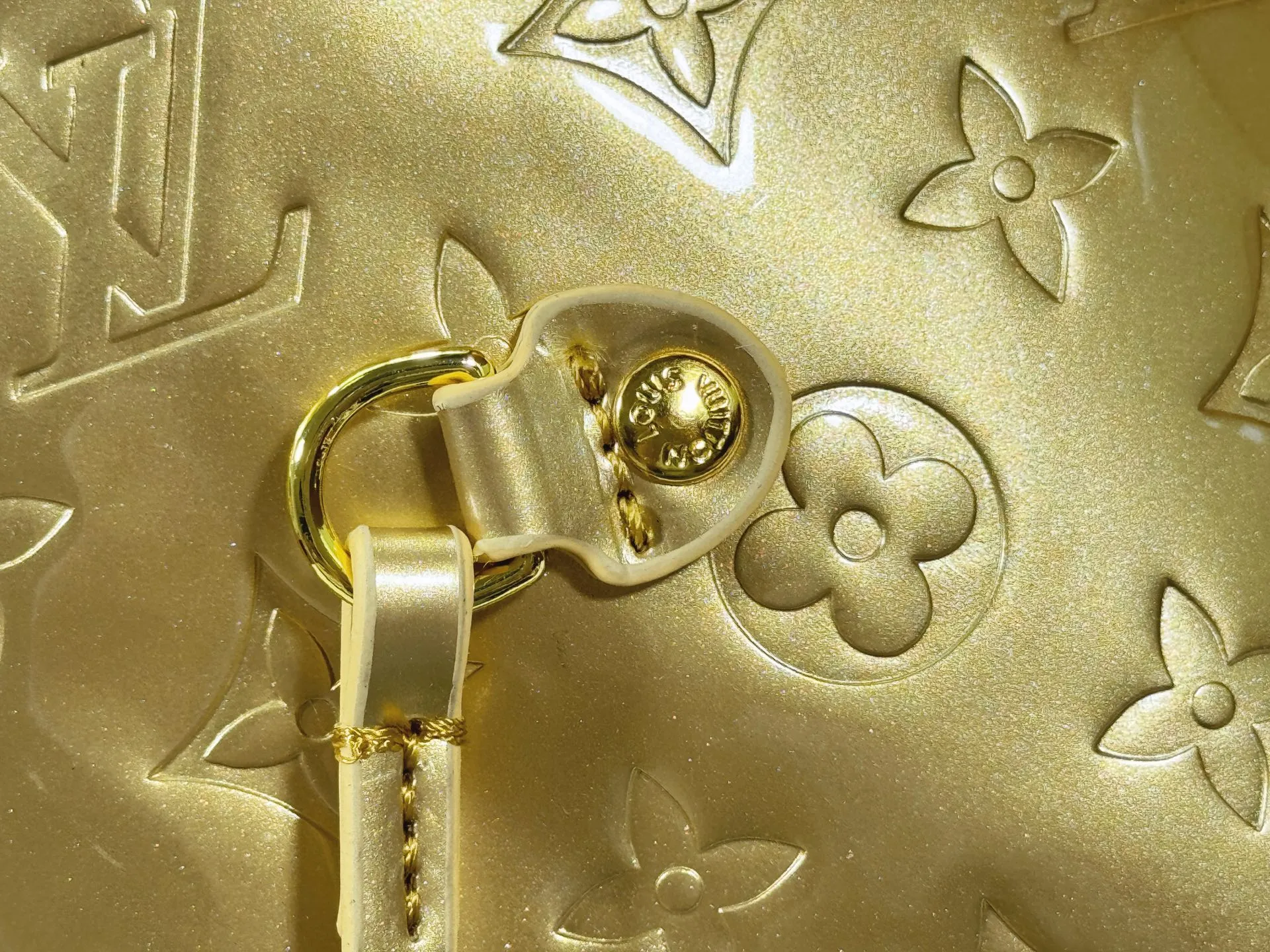 P260 M45685 M40995 Upgraded original, gold, silver NEVERFULL medium handbag Neverfull classic handbag, explore the exquisite details inside the bag. The redesigned interior pockets feature a fresh fabric lining, especially the detachable zippered clutch, which can be used alone as a sophisticated clutch or as an additional pocket. Bright lining tones add a more lively feel to Monogram's classic canvas. Detailed features 31 x 28 x 14 cm (Length x Height x Width) Redesigned interior pocket with details inspired by the Louis Vuitton archives Pocket lined with linen fabric Removable zipped clutch with tonal interior pocket Natural cowhide leather trim Shiny gold-tone hardware Handles: Double handle