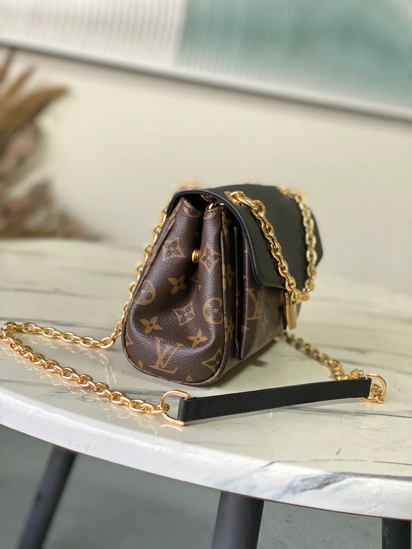 💰820 Top Original Order M26398 Black Small Inspired by the elegant and artistic neighborhoods of Paris, this Saint Germain BB is a sophisticated style suitable for both day and evening looks. This tote in Monogram fabric with leather trim and gold chain pays homage to Louis Vuitton's historic trunks. The sliding chain allows you to wear it by hand, over the shoulder, or over the shoulder. Dimensions: 24 x 17 x 9 cm (length x height x width)