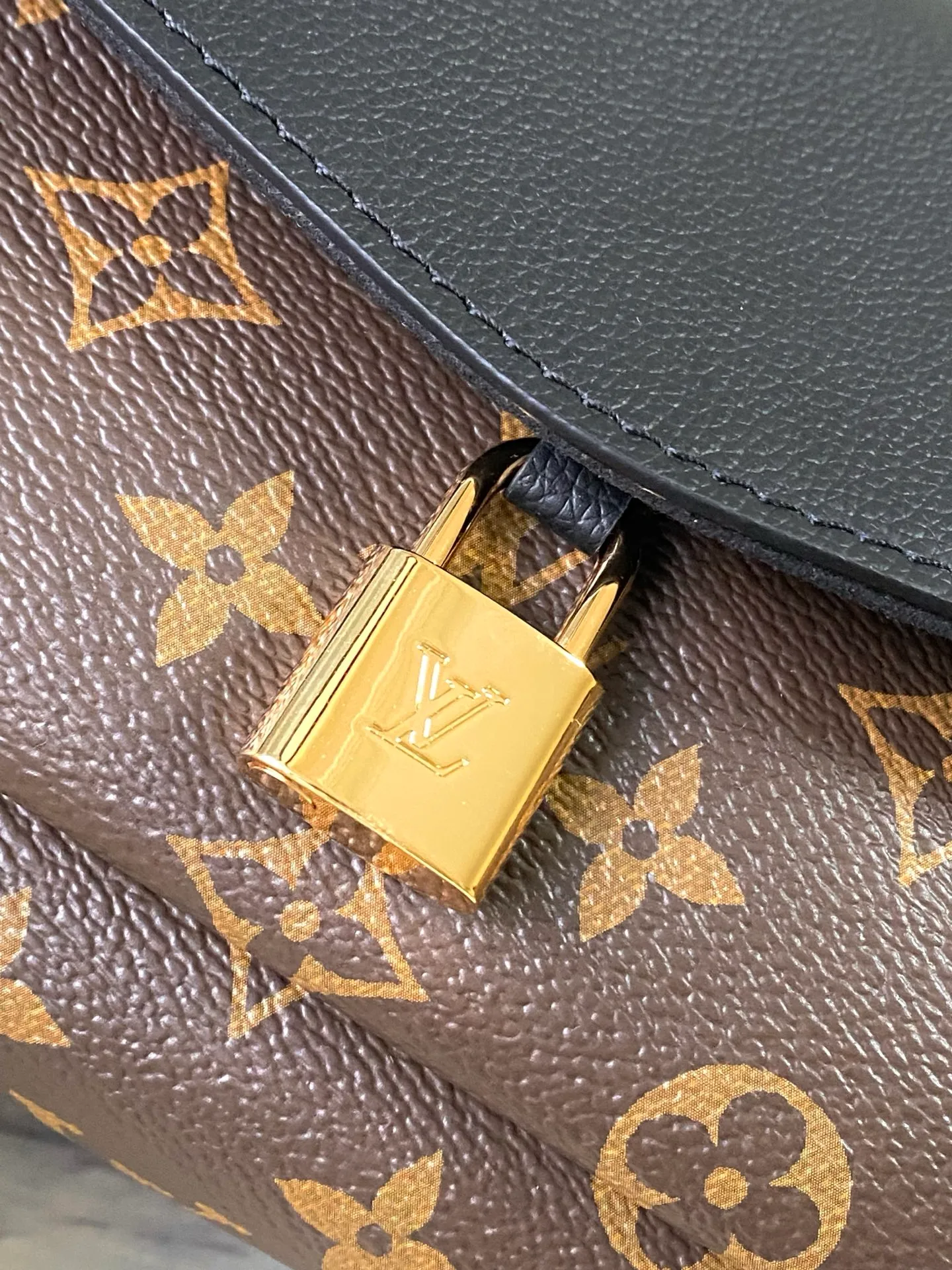 💰820 Top Original Order M26398 Black Small Inspired by the elegant and artistic neighborhoods of Paris, this Saint Germain BB is a sophisticated style suitable for both day and evening looks. This tote in Monogram fabric with leather trim and gold chain pays homage to Louis Vuitton's historic trunks. The sliding chain allows you to wear it by hand, over the shoulder, or over the shoulder. Dimensions: 24 x 17 x 9 cm (length x height x width)