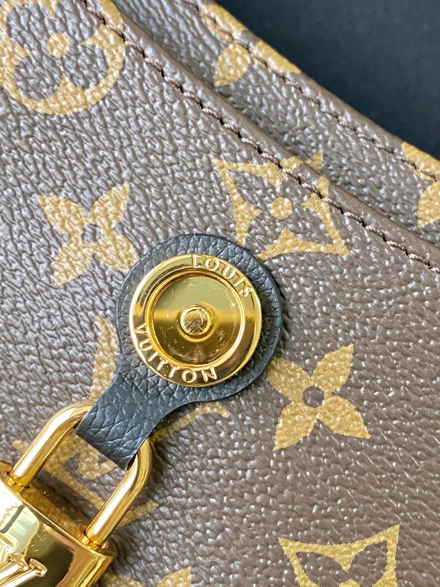 💰820 Top Original Order M26398 Black Small Inspired by the elegant and artistic neighborhoods of Paris, this Saint Germain BB is a sophisticated style suitable for both day and evening looks. This tote in Monogram fabric with leather trim and gold chain pays homage to Louis Vuitton's historic trunks. The sliding chain allows you to wear it by hand, over the shoulder, or over the shoulder. Dimensions: 24 x 17 x 9 cm (length x height x width)