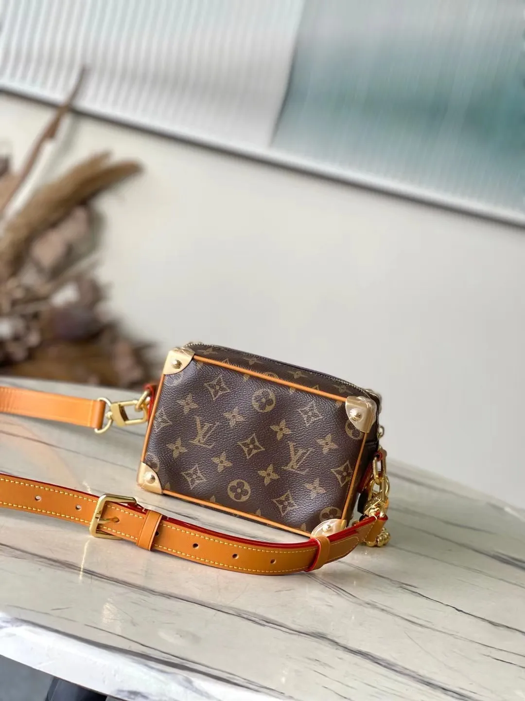 💰1180 (Steel Hardware) Top Original Order M14729 This Mini Soft Trunk handbag is trimmed with Monogram coated canvas and cow leather, and paired with a Yingze bead chain. The new detachable padlock is exquisitely engraved with the LouisVuitton Marque Deposee logo, and the metallic beaded zipper pull is the finishing touch. Dimensions: 18.5 × 13 × 8 cm