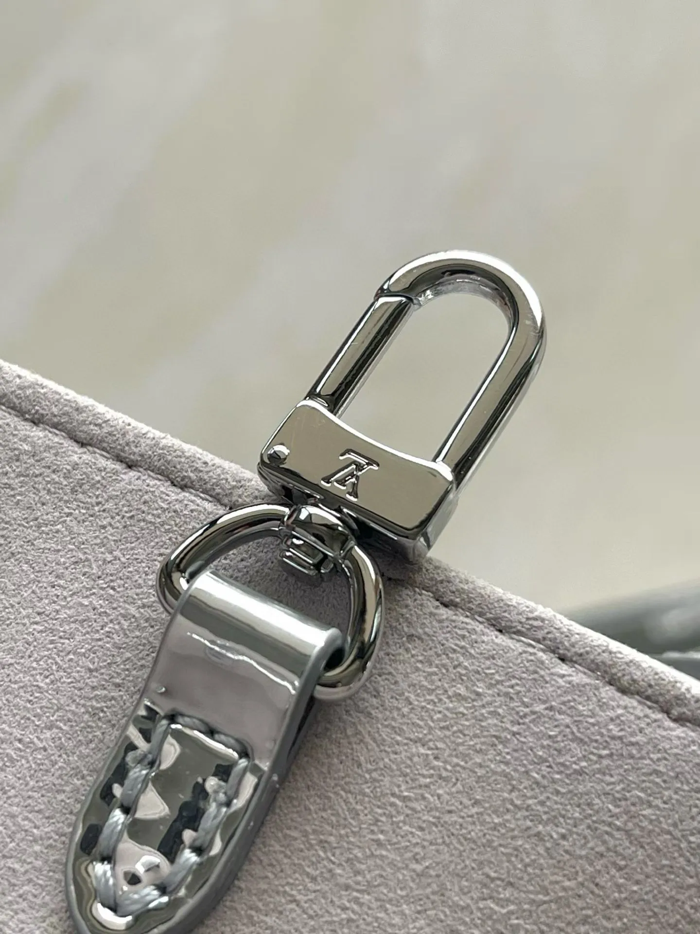 💰1120 (top layer leather) top original order M26373 This small OnTheGo handbag joins the LVSki series in the Monogram Miroir version. Laminated canvas ensures durability. Sllver shades and matching metal hardware create a gleaming look. Built-in pockets can store daily necessities such as small books. Dimensions: 25 × 19 × 11.5 cm