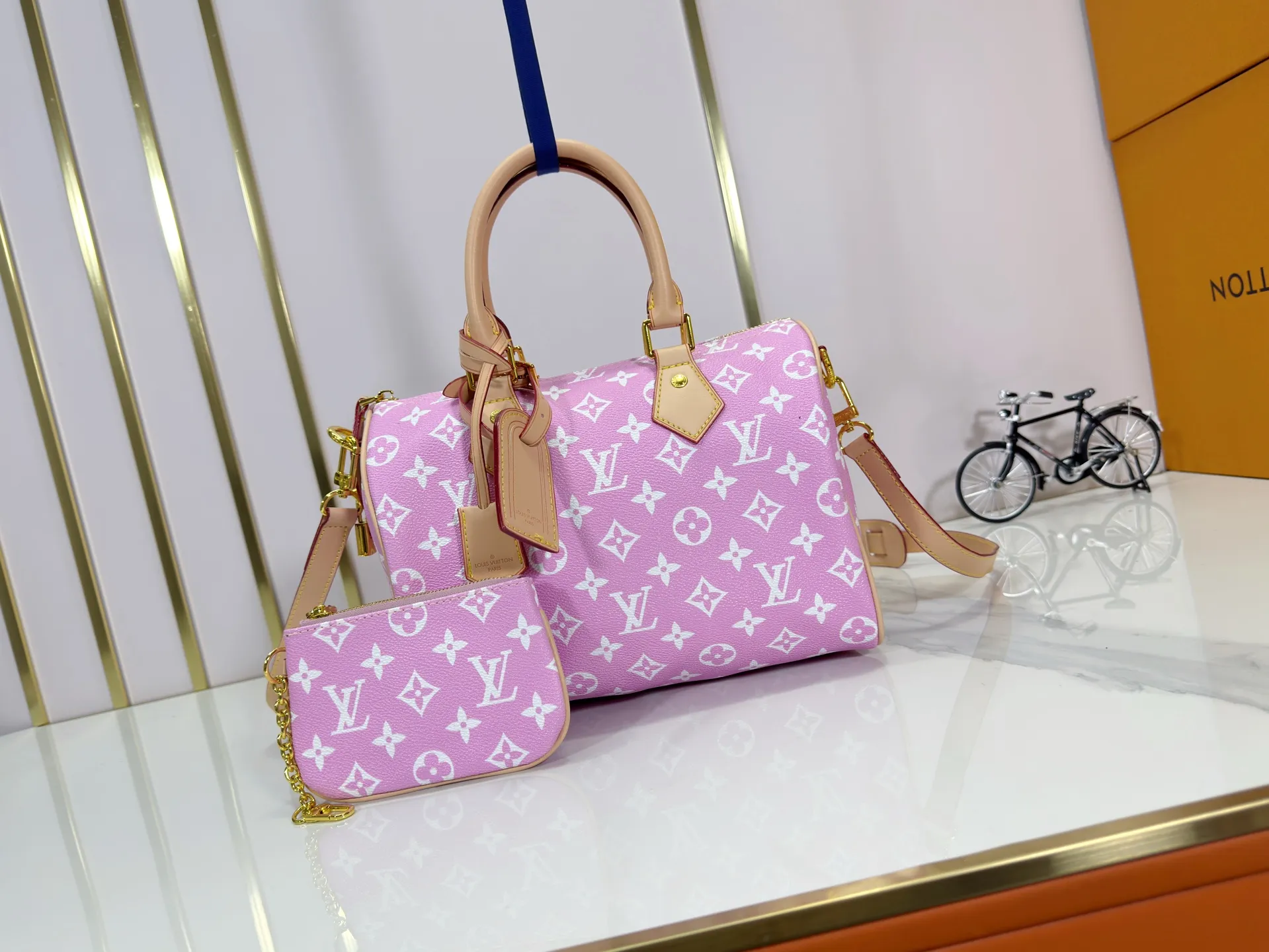P280 Upgraded original M24426 M24425 M24424 M24423 M24443 M This Speedy Bandoulière 25 Monogram Leather handbag is made of soft cow leather and uses Monogram pattern to reproduce the elegant look and feel of canvas printing. Dazzling metal hardware, sheepskin lining and nameplate all reflect Creative Director Pharrell Williams' relentless attention to detail. Dimensions: 25.0 x 15.0 x 15.0 cm (length x height x width)