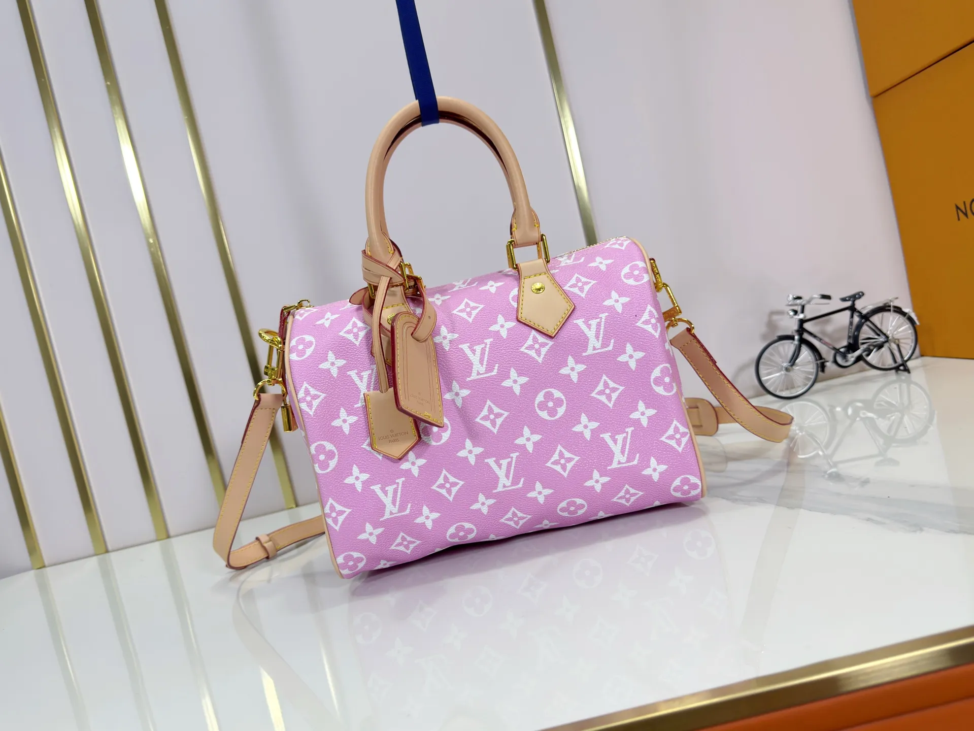 P280 Upgraded original M24426 M24425 M24424 M24423 M24443 M This Speedy Bandoulière 25 Monogram Leather handbag is made of soft cow leather and uses Monogram pattern to reproduce the elegant look and feel of canvas printing. Dazzling metal hardware, sheepskin lining and nameplate all reflect Creative Director Pharrell Williams' relentless attention to detail. Dimensions: 25.0 x 15.0 x 15.0 cm (length x height x width)
