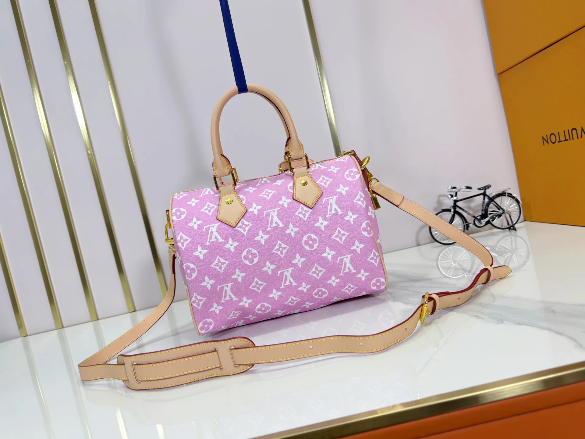 P280 Upgraded original M24426 M24425 M24424 M24423 M24443 M This Speedy Bandoulière 25 Monogram Leather handbag is made of soft cow leather and uses Monogram pattern to reproduce the elegant look and feel of canvas printing. Dazzling metal hardware, sheepskin lining and nameplate all reflect Creative Director Pharrell Williams' relentless attention to detail. Dimensions: 25.0 x 15.0 x 15.0 cm (length x height x width)