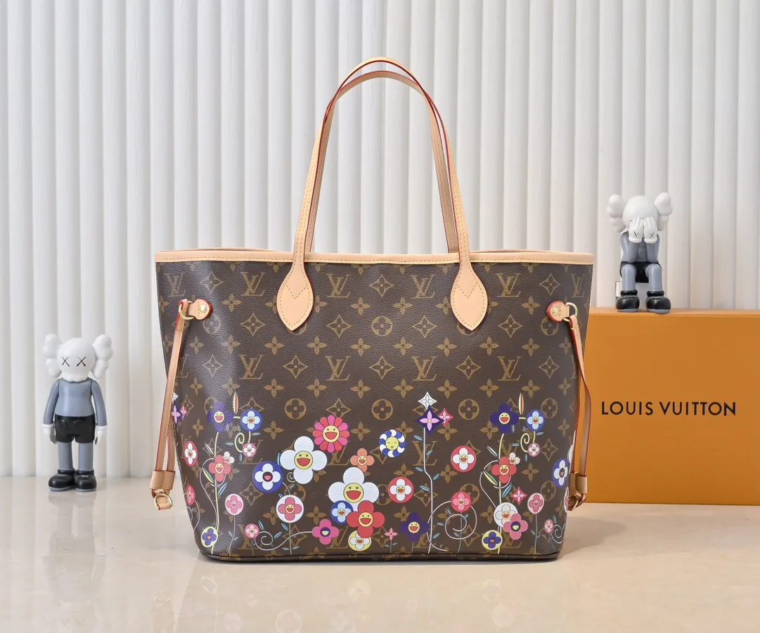 💰260✨【NEVERFULL Medium Handbag】M13271 40995 Presbyopia/Sunflower (Takashi Murakami) Louis Vuitton’s new interpretation of the Xph classic handbag, explore the exquisite details inside the bag. Redesigned interior pockets feature fresh fabric linings and vintage details inspired by the Louis Vuitton archives, most notably the detachable zippered clutch, which can be used on its own as a sophisticated clutch or as an additional pocket. Bright lining tones add a more lively feel to Monogram's classic canvas.  Dimensions: 32 x 29 x 17 cm
