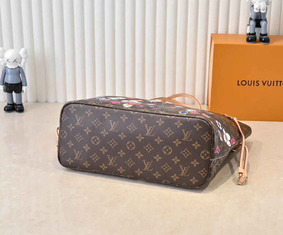 💰260✨【NEVERFULL Medium Handbag】M13271 40995 Presbyopia/Sunflower (Takashi Murakami) Louis Vuitton’s new interpretation of the Xph classic handbag, explore the exquisite details inside the bag. Redesigned interior pockets feature fresh fabric linings and vintage details inspired by the Louis Vuitton archives, most notably the detachable zippered clutch, which can be used on its own as a sophisticated clutch or as an additional pocket. Bright lining tones add a more lively feel to Monogram's classic canvas.  Dimensions: 32 x 29 x 17 cm