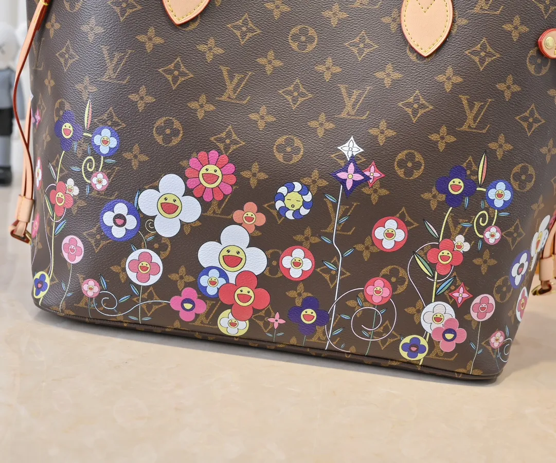 💰260✨【NEVERFULL Medium Handbag】M13271 40995 Presbyopia/Sunflower (Takashi Murakami) Louis Vuitton’s new interpretation of the Xph classic handbag, explore the exquisite details inside the bag. Redesigned interior pockets feature fresh fabric linings and vintage details inspired by the Louis Vuitton archives, most notably the detachable zippered clutch, which can be used on its own as a sophisticated clutch or as an additional pocket. Bright lining tones add a more lively feel to Monogram's classic canvas.  Dimensions: 32 x 29 x 17 cm
