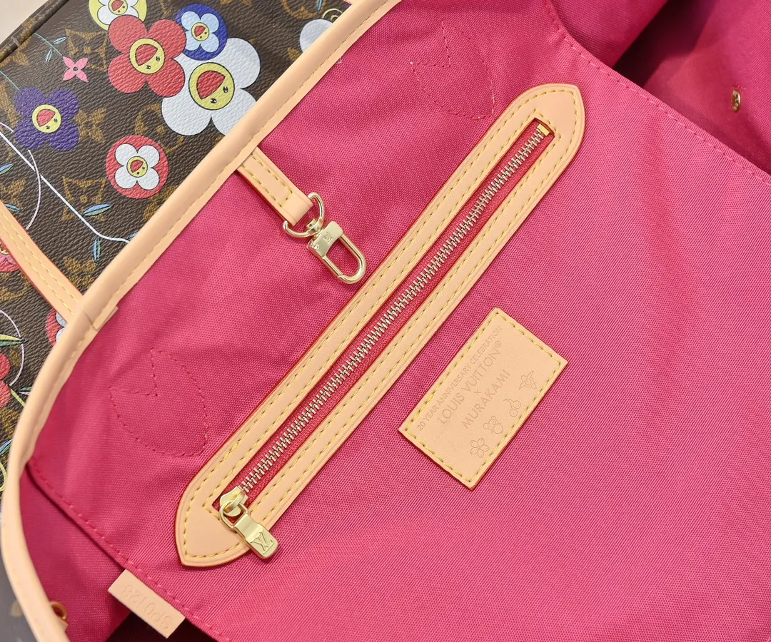 💰260✨【NEVERFULL Medium Handbag】M13271 40995 Presbyopia/Sunflower (Takashi Murakami) Louis Vuitton’s new interpretation of the Xph classic handbag, explore the exquisite details inside the bag. Redesigned interior pockets feature fresh fabric linings and vintage details inspired by the Louis Vuitton archives, most notably the detachable zippered clutch, which can be used on its own as a sophisticated clutch or as an additional pocket. Bright lining tones add a more lively feel to Monogram's classic canvas.  Dimensions: 32 x 29 x 17 cm