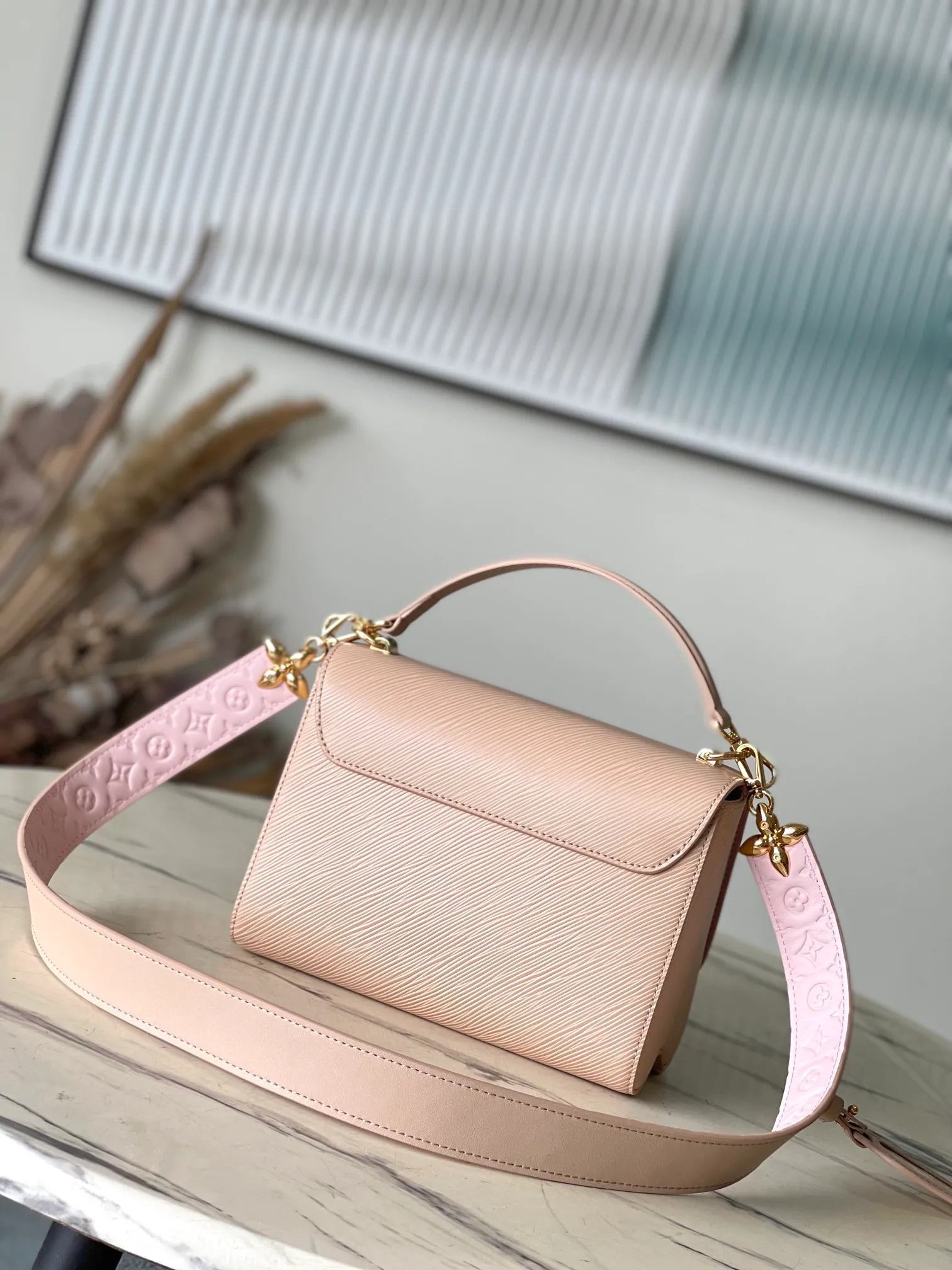 💰1160 (top layer leather) top original order ✨M25361 nude pink This medium Twist handbag has unique embossing of Epi St leather, and the shoulder strap and LV Twist twist lock are embellished with Monogram patterns. An elegant Monogram floral hook connects the body and shoulder strap, and the latter is decorated with a removable Monogram mirror.  23 x 17 x 9.5 cm (length x height x width)