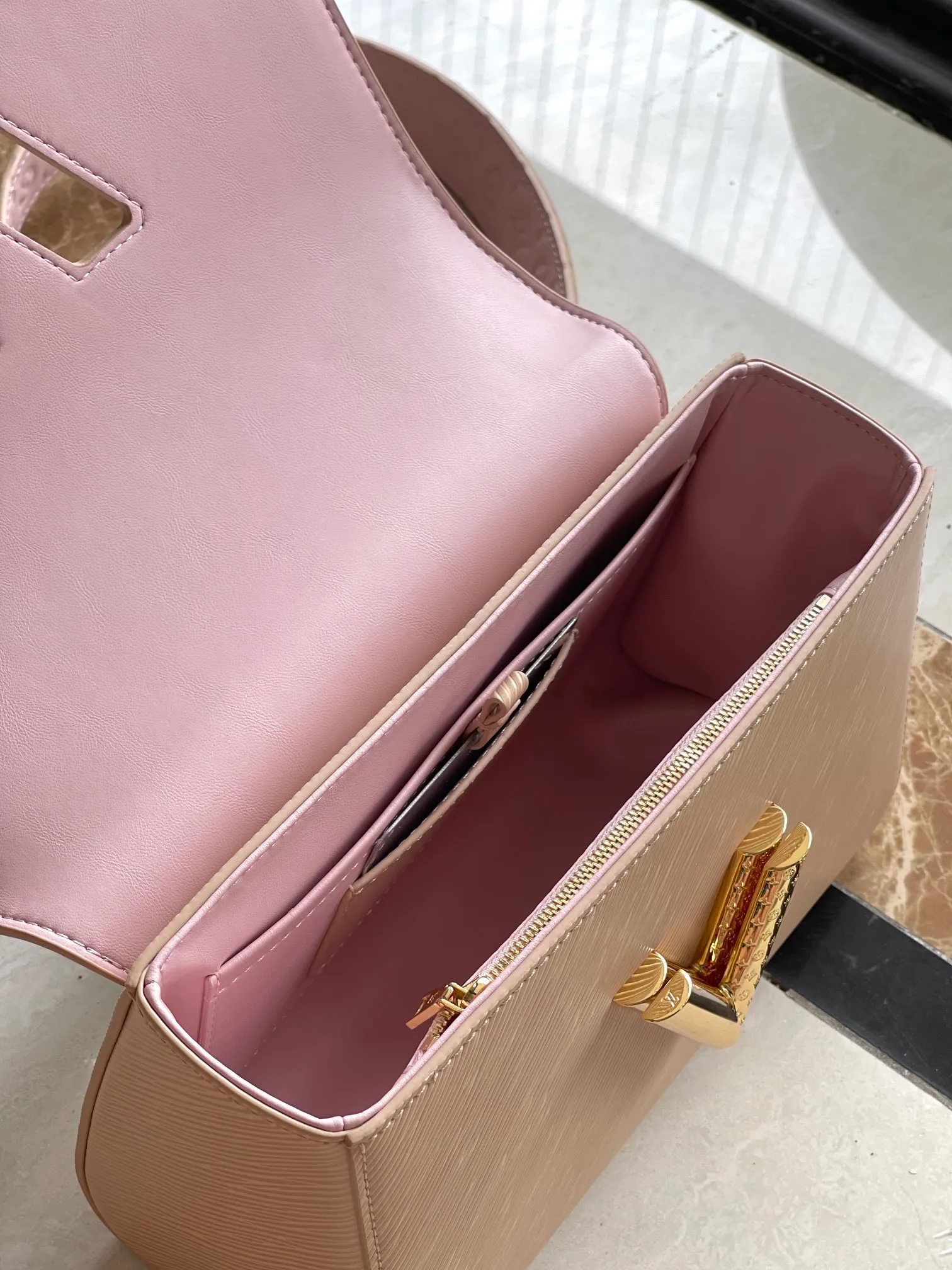 💰1160 (top layer leather) top original order ✨M25361 nude pink This medium Twist handbag has unique embossing of Epi St leather, and the shoulder strap and LV Twist twist lock are embellished with Monogram patterns. An elegant Monogram floral hook connects the body and shoulder strap, and the latter is decorated with a removable Monogram mirror.  23 x 17 x 9.5 cm (length x height x width)