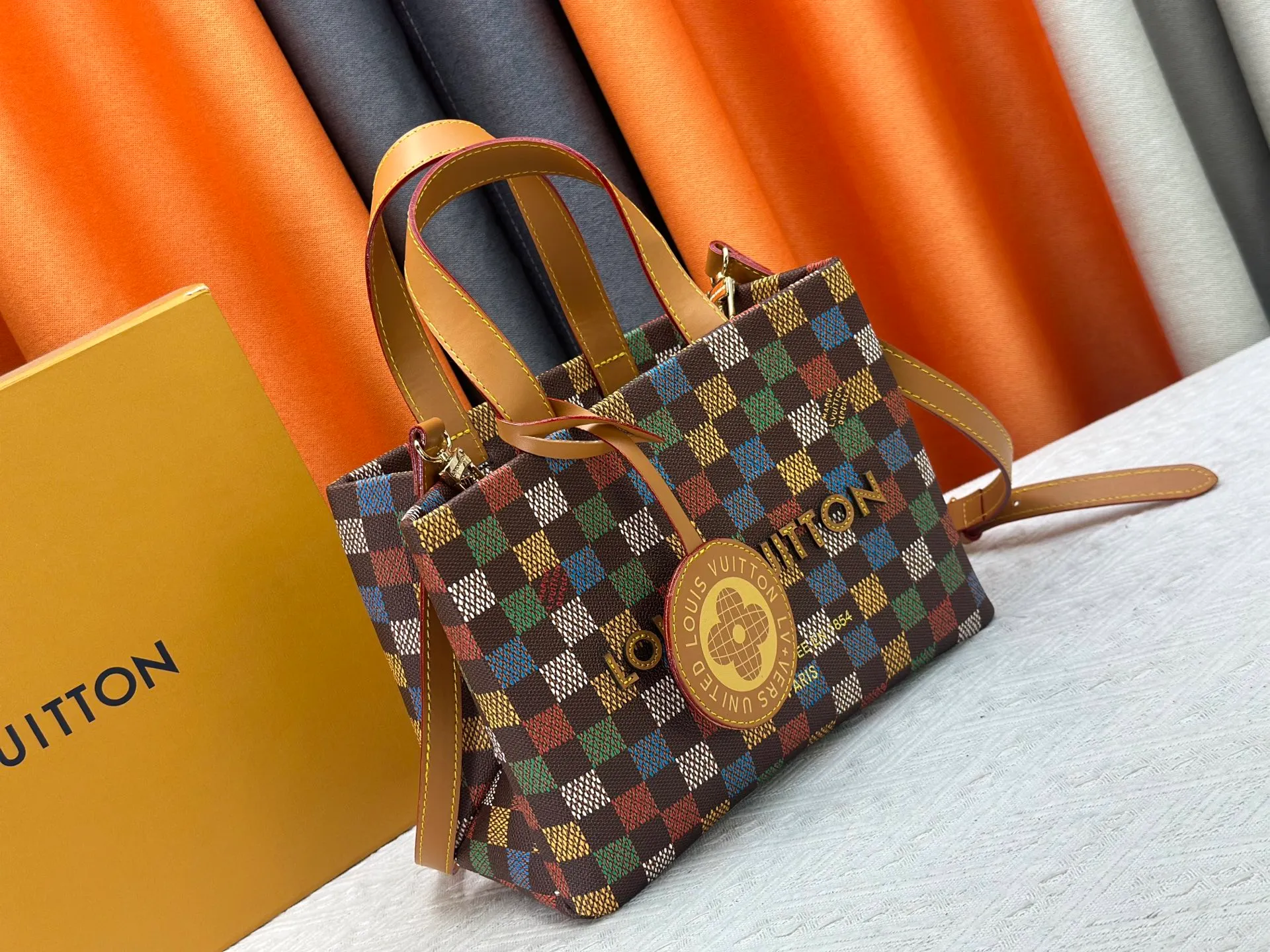 P280 M13940 Black Check Presbyopia Orange Black Green Pink PHARREL and NIGO collection’s joint series top original order This Shopper medium handbag draws inspiration from Louis Vuitton shopping bags, with the words Louis Vuitton and Maison Fondée En 1854 written on soft cow leather, with a top handle and a detachable shoulder strap. 25x19x11 • Cow leather • Cow leather trim • Textile lining • Metal hardware • Musketon closure • Main compartment • Zip pocket • Double patch pockets • Handles: Double handle