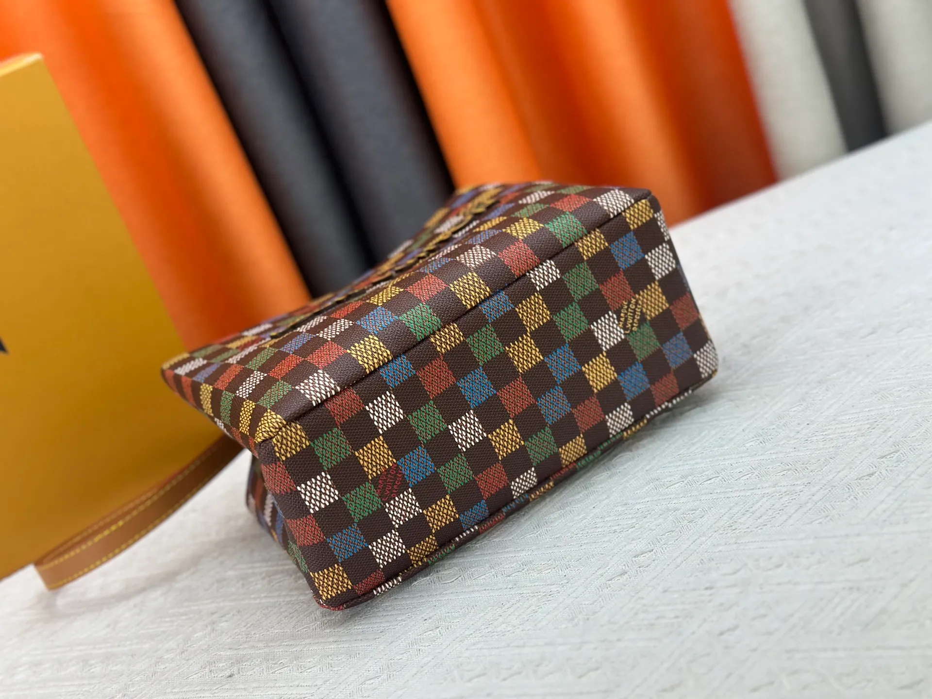 P280 M13940 Black Check Presbyopia Orange Black Green Pink PHARREL and NIGO collection’s joint series top original order This Shopper medium handbag draws inspiration from Louis Vuitton shopping bags, with the words Louis Vuitton and Maison Fondée En 1854 written on soft cow leather, with a top handle and a detachable shoulder strap. 25x19x11 • Cow leather • Cow leather trim • Textile lining • Metal hardware • Musketon closure • Main compartment • Zip pocket • Double patch pockets • Handles: Double handle