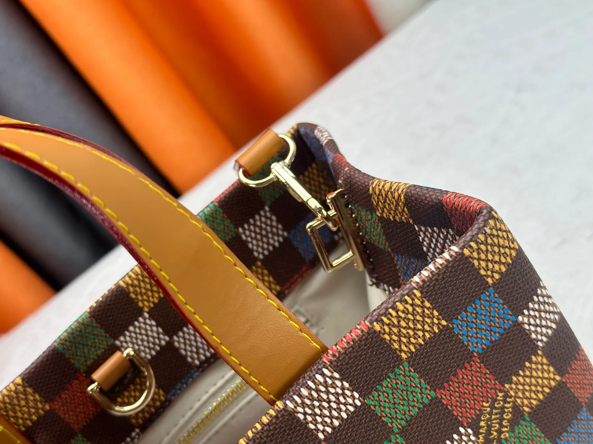 P280 M13940 Black Check Presbyopia Orange Black Green Pink PHARREL and NIGO collection’s joint series top original order This Shopper medium handbag draws inspiration from Louis Vuitton shopping bags, with the words Louis Vuitton and Maison Fondée En 1854 written on soft cow leather, with a top handle and a detachable shoulder strap. 25x19x11 • Cow leather • Cow leather trim • Textile lining • Metal hardware • Musketon closure • Main compartment • Zip pocket • Double patch pockets • Handles: Double handle