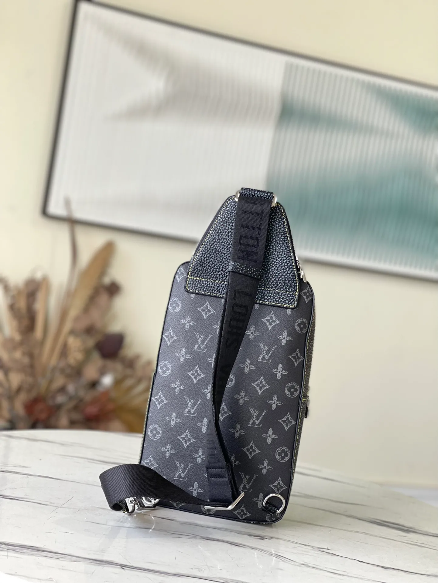 💰900 Top Original M46344 AVENUE Shoulder Bag The Avenue shoulder bag made of Damier Graphite canvas is the perfect companion for urban life: small and fashionable, showing a casual and uninhibited attitude. "Smart" shoulder strap design, suitable for carrying on the left or right shoulder. The shape design improves the carrying comfort; the double zipper opening and closing design ensures that valuables are securely placed. Dimensions: 20 x 31 x 10cm