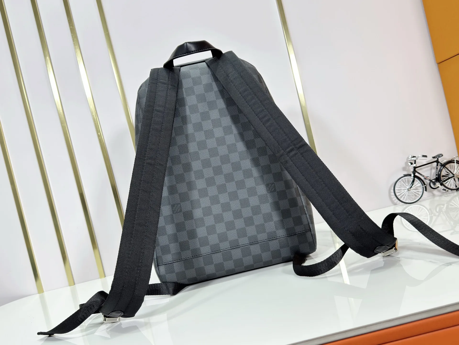 P300 upgraded original M14020 black flower. Lime green. Presbyopia. Black check This Discovery Slim double shoulder bag is made of Monogram Eclipse coated canvas. It has a compact structure and can be integrated into the laptop pocket. It can easily be used in business, leisure or leisure occasions with a trendy attitude. The adjustable shoulder straps with fabric lining enhance the comfortable carrying experience, and the zippered front pocket makes it easy to store daily necessities. Size:38x13x28cm
