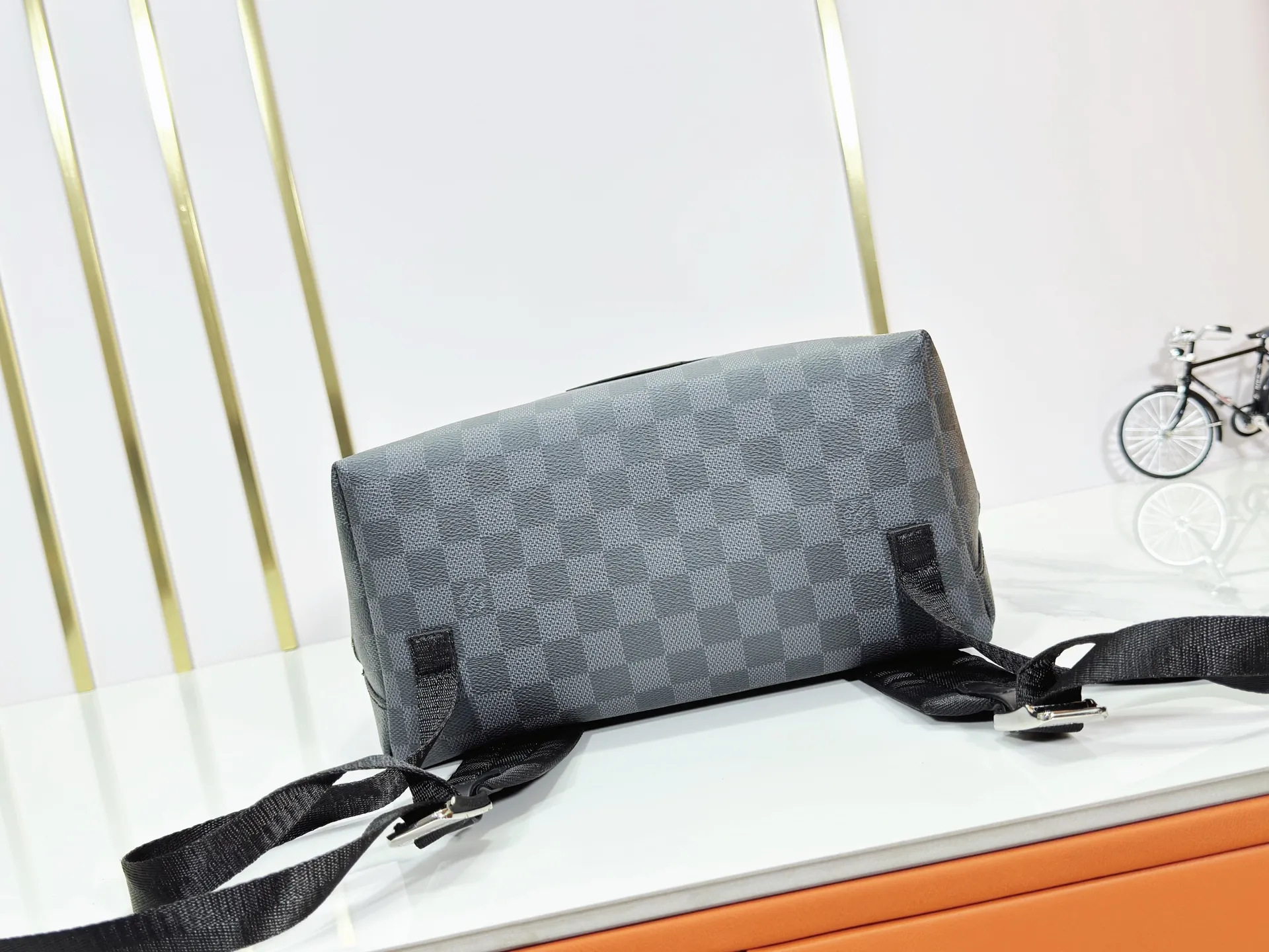 P300 upgraded original M14020 black flower. Lime green. Presbyopia. Black check This Discovery Slim double shoulder bag is made of Monogram Eclipse coated canvas. It has a compact structure and can be integrated into the laptop pocket. It can easily be used in business, leisure or leisure occasions with a trendy attitude. The adjustable shoulder straps with fabric lining enhance the comfortable carrying experience, and the zippered front pocket makes it easy to store daily necessities. Size:38x13x28cm