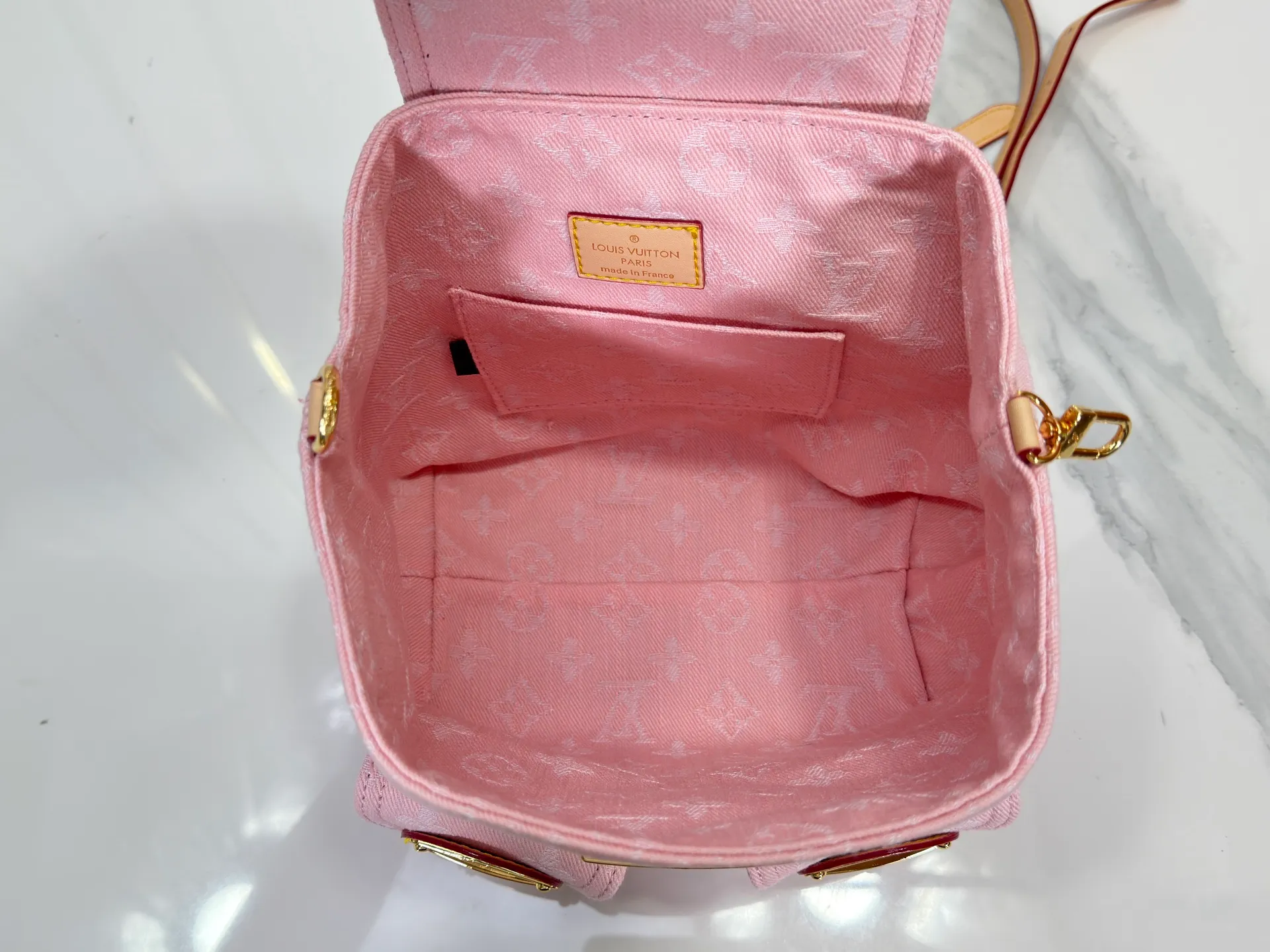 P300 Upgraded original version [Original single fabric, original upgraded version quality] M13031 M46836 M13081 This Venice backpack returns to the new season with the classic Monogram Denim pattern. It uses plain cotton cloth as the base, and then uses exquisite washing technology to create a slightly shiny visual effect. The metal buckle and front pocket upgrade the modern style, and the adjustable shoulder strap provides a comfortable carrying experience. Dimensions: 24.0 x 26.0 x 7.0 cm (length x height x width)