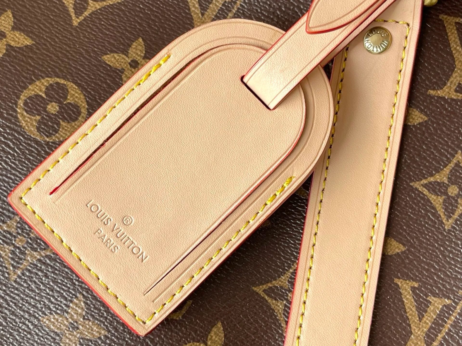 💰1180 Top original order P3888 KEEPALL BANDOULIÈRE 45 travel bag 2021-22 autumn and winter show reveals the new charm of the Everyday LV capsule series Keepall Bandouliere 45 travel bag. Vintage Monogram coated canvas depicts the Monogram pattern with subtle irregular lines, evoking the traditional stamping process. The new louis vuitton! logo is inspired by the chain’s signature elements. size：45 x 27 x 20cm