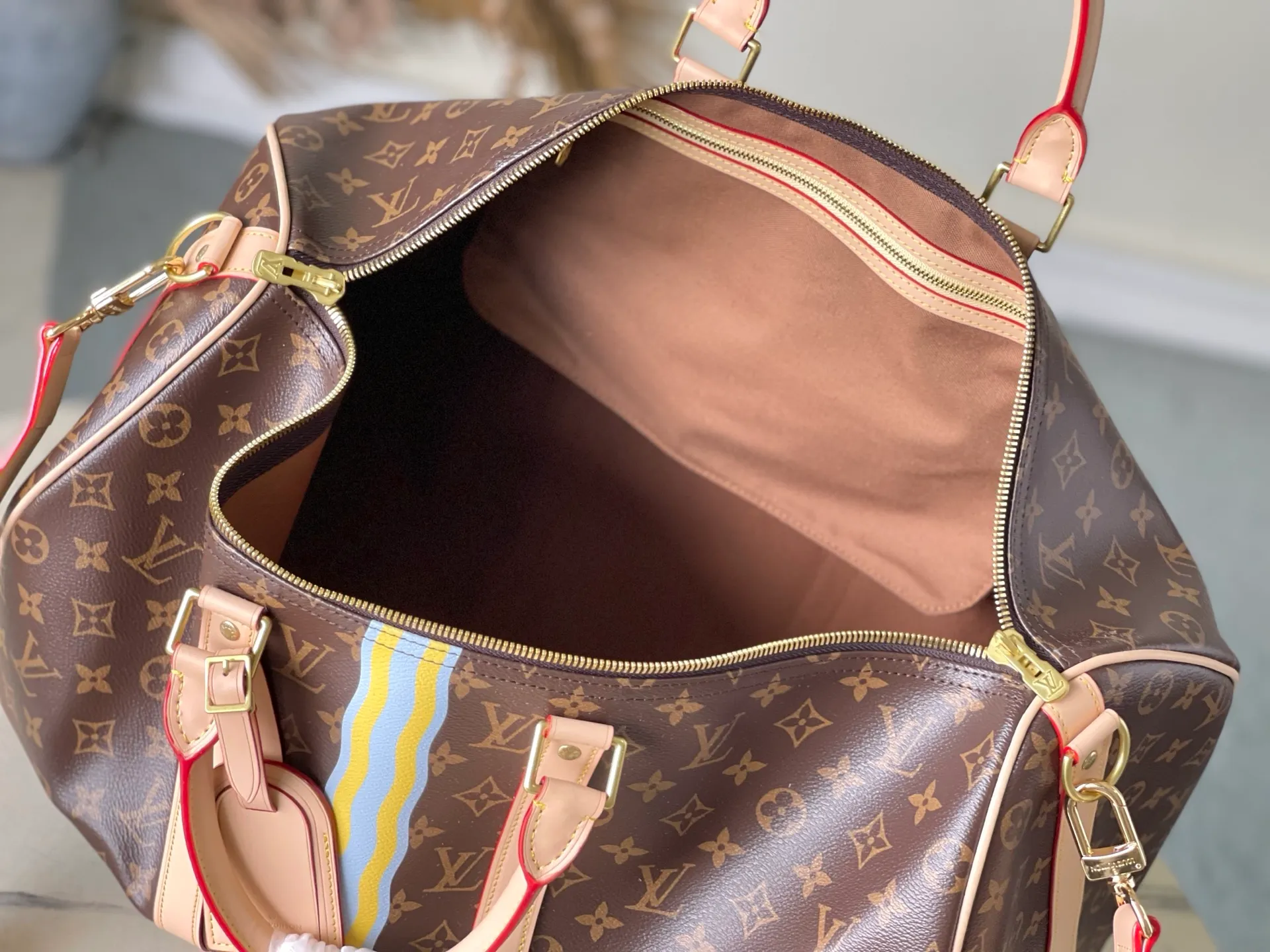 💰1180 Top original order P3888 KEEPALL BANDOULIÈRE 45 travel bag 2021-22 autumn and winter show reveals the new charm of the Everyday LV capsule series Keepall Bandouliere 45 travel bag. Vintage Monogram coated canvas depicts the Monogram pattern with subtle irregular lines, evoking the traditional stamping process. The new louis vuitton! logo is inspired by the chain’s signature elements. size：45 x 27 x 20cm