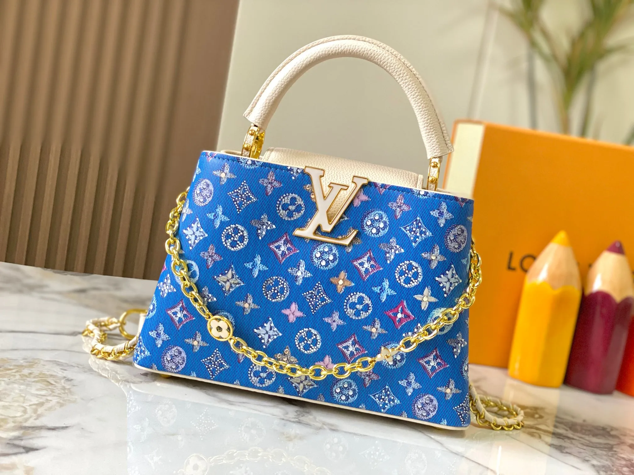 p440 [Guangzhou top quality original] M12948 This Capucines BB handbag is made of Monogram denim embroidered with beads and decorative threads, with LV letters and woven chains infused with metallic edges, and is paired with contrasting leather trim. The flip cover can be placed externally or internally, and the neat inner layer and multiple carrying methods complete the functional details.  27 x 18 x 9 cm (length x height x width)