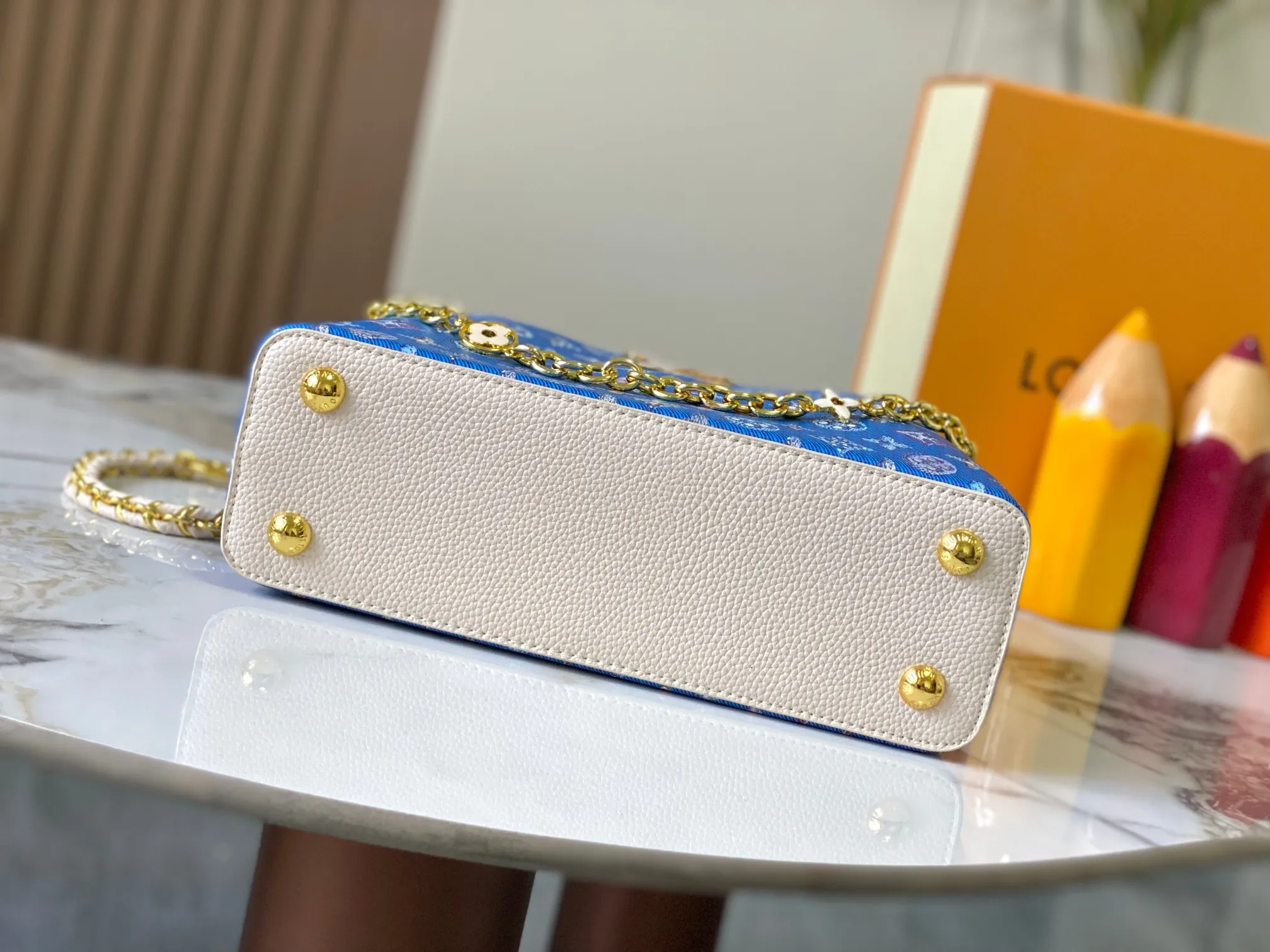 p440 [Guangzhou top quality original] M12948 This Capucines BB handbag is made of Monogram denim embroidered with beads and decorative threads, with LV letters and woven chains infused with metallic edges, and is paired with contrasting leather trim. The flip cover can be placed externally or internally, and the neat inner layer and multiple carrying methods complete the functional details.  27 x 18 x 9 cm (length x height x width)