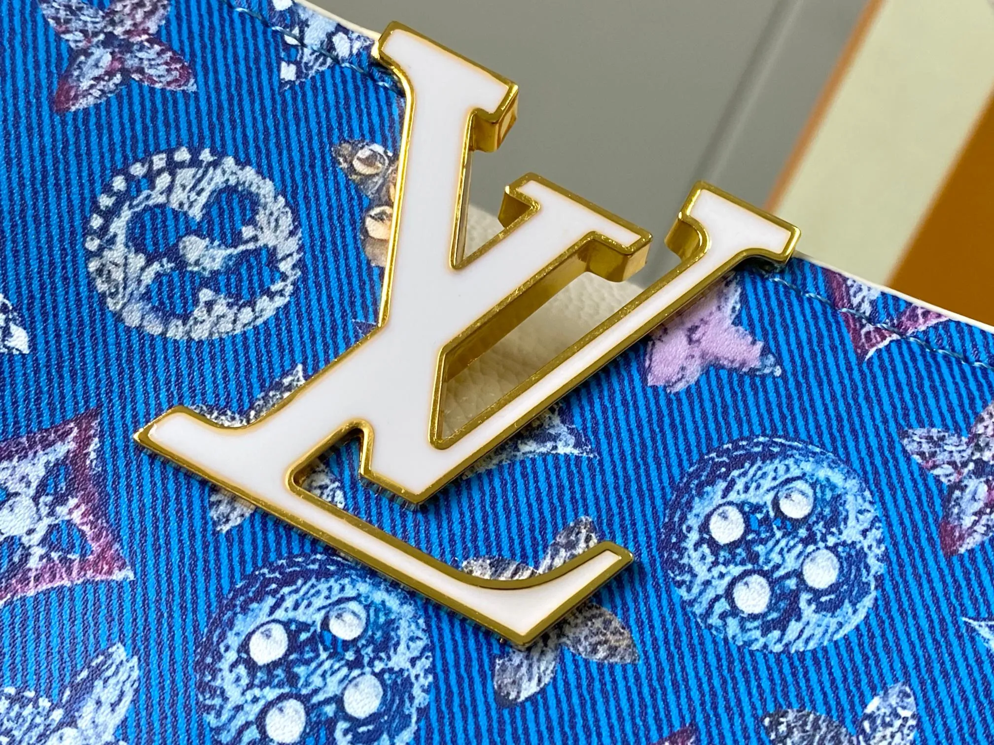 p440 [Guangzhou top quality original] M12948 This Capucines BB handbag is made of Monogram denim embroidered with beads and decorative threads, with LV letters and woven chains infused with metallic edges, and is paired with contrasting leather trim. The flip cover can be placed externally or internally, and the neat inner layer and multiple carrying methods complete the functional details.  27 x 18 x 9 cm (length x height x width)