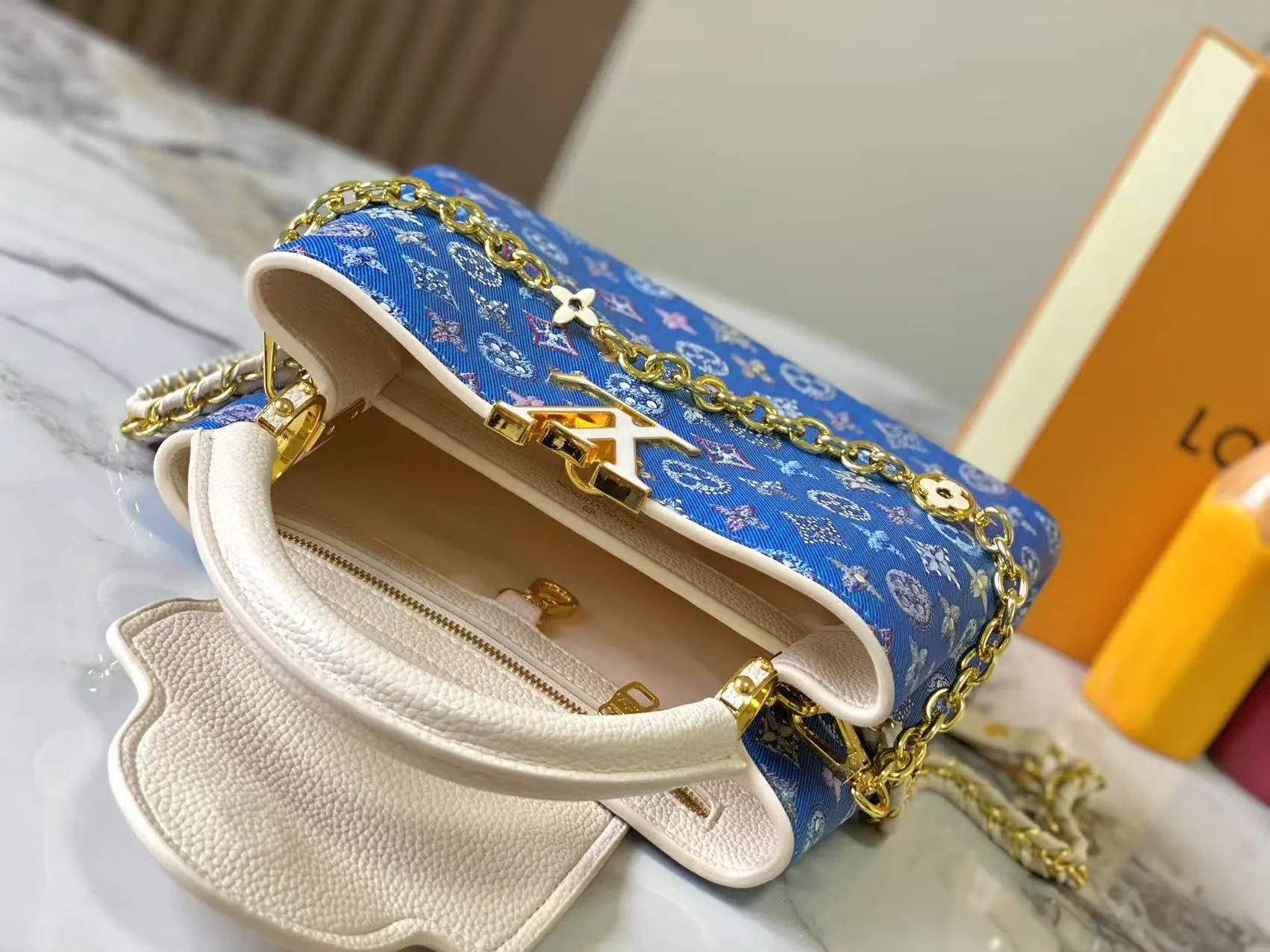 p440 [Guangzhou top quality original] M12948 This Capucines BB handbag is made of Monogram denim embroidered with beads and decorative threads, with LV letters and woven chains infused with metallic edges, and is paired with contrasting leather trim. The flip cover can be placed externally or internally, and the neat inner layer and multiple carrying methods complete the functional details.  27 x 18 x 9 cm (length x height x width)