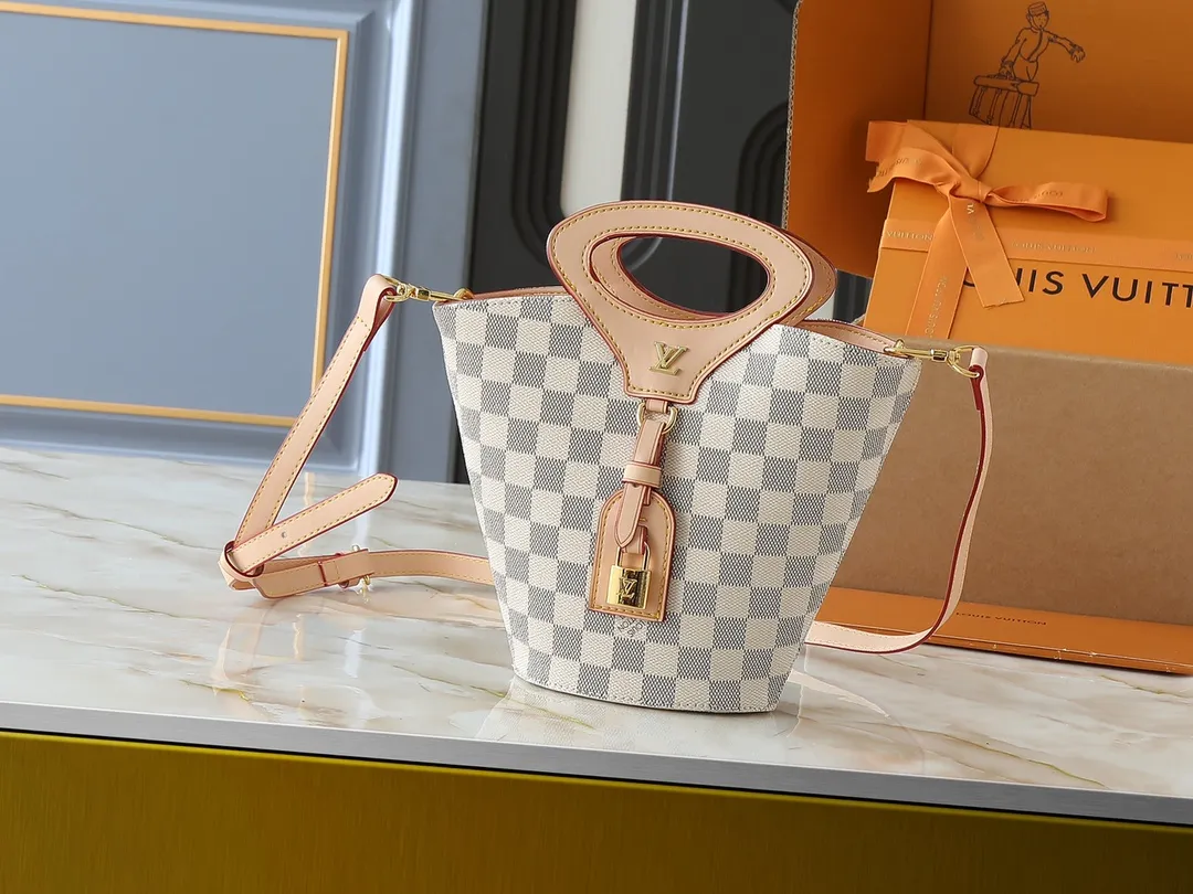 💰240💰Upgraded from the original M14680. Nicolas Ghesquière presented the Rivage BB handbag at the 2025 spring and summer show. It is cut out of Monogram canvas in a bucket shape and reinterprets the Noctambule handbag launched by Louis Vuitton in 1999. The trunk-style handles, LV-engraved padlock and leather luggage tag add classic elements, and the shoulder strap makes it easy to carry cross-body. Dimensions: 12.0 x 18.0 x 7.0 cm (length x height x width)