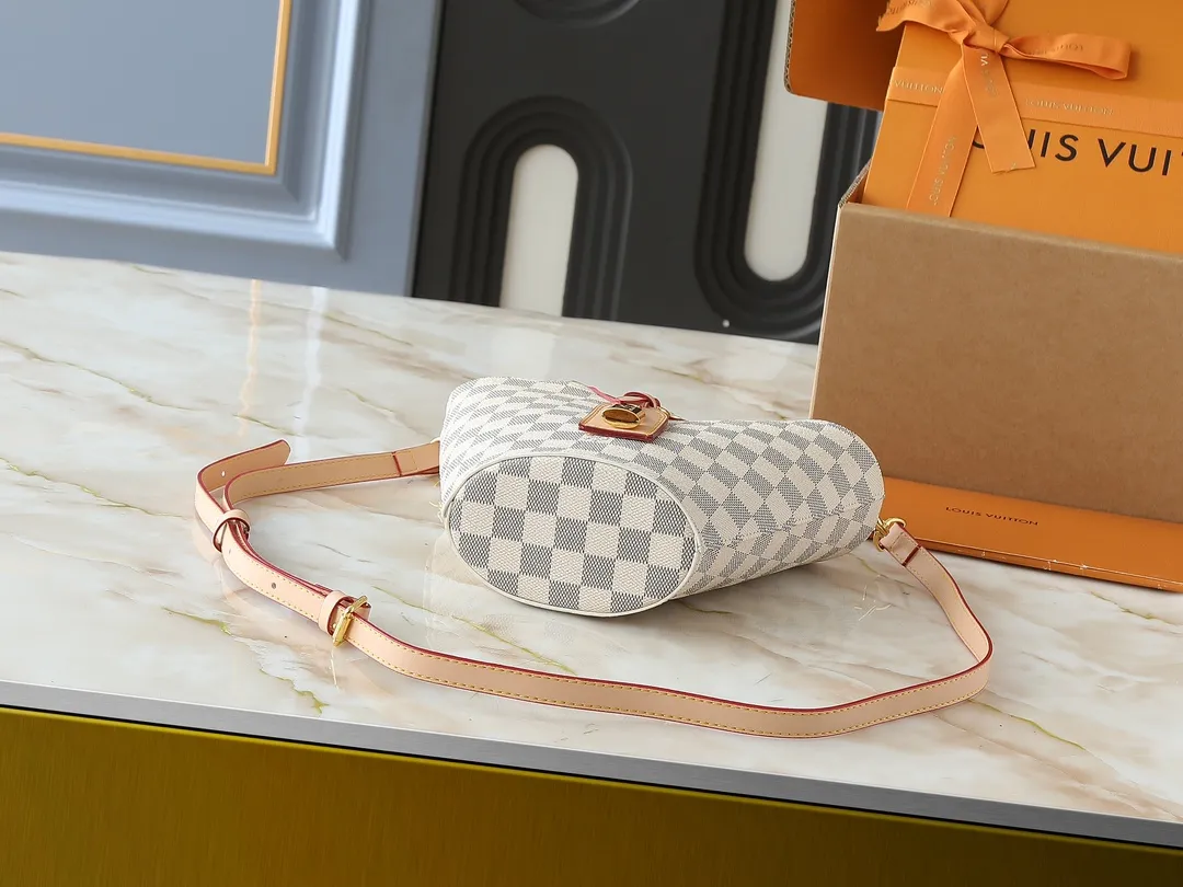 💰240💰Upgraded from the original M14680. Nicolas Ghesquière presented the Rivage BB handbag at the 2025 spring and summer show. It is cut out of Monogram canvas in a bucket shape and reinterprets the Noctambule handbag launched by Louis Vuitton in 1999. The trunk-style handles, LV-engraved padlock and leather luggage tag add classic elements, and the shoulder strap makes it easy to carry cross-body. Dimensions: 12.0 x 18.0 x 7.0 cm (length x height x width)